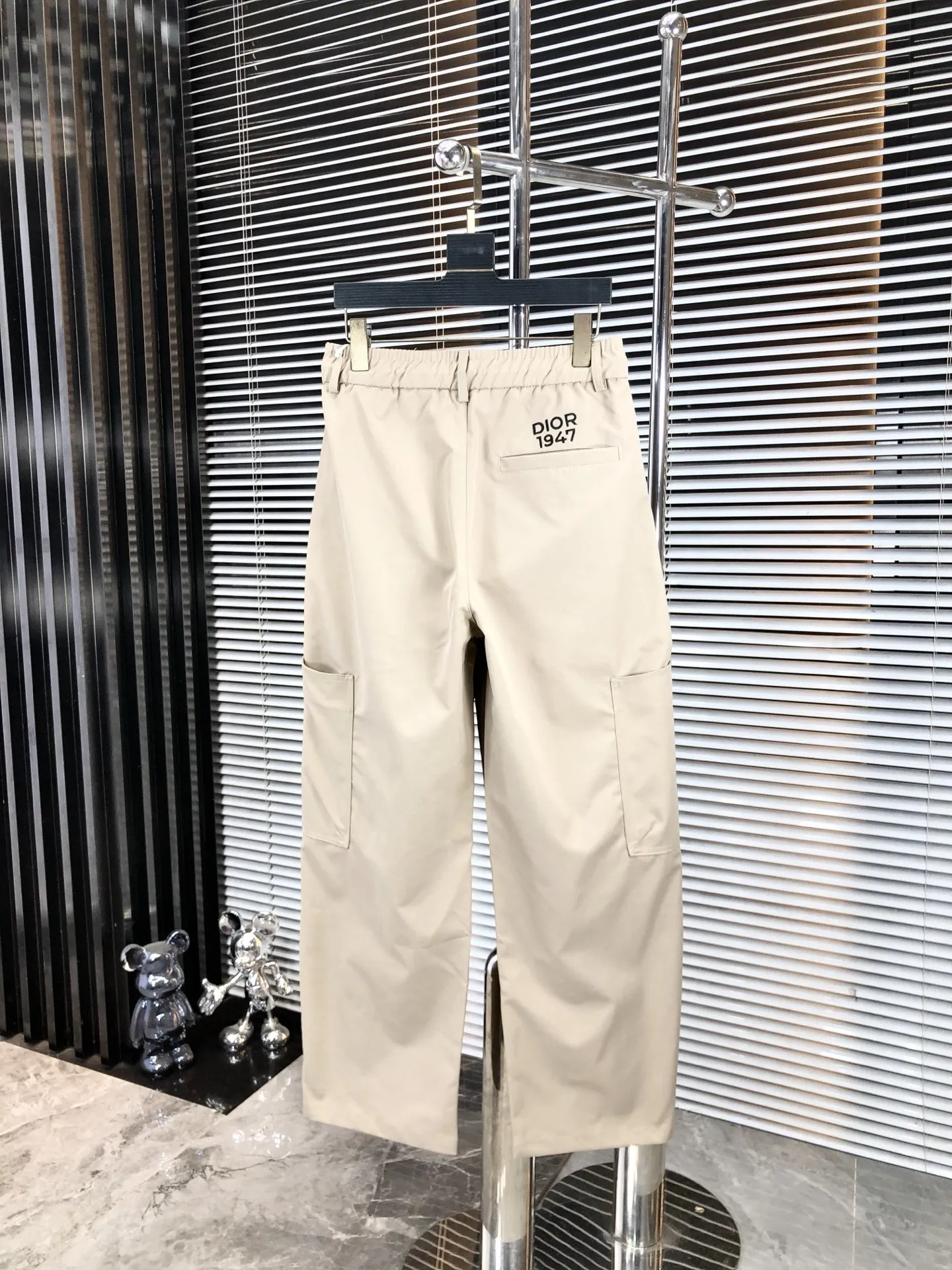 Dior 2025春夏ベージュカーゴパンツ - 画像 (3)