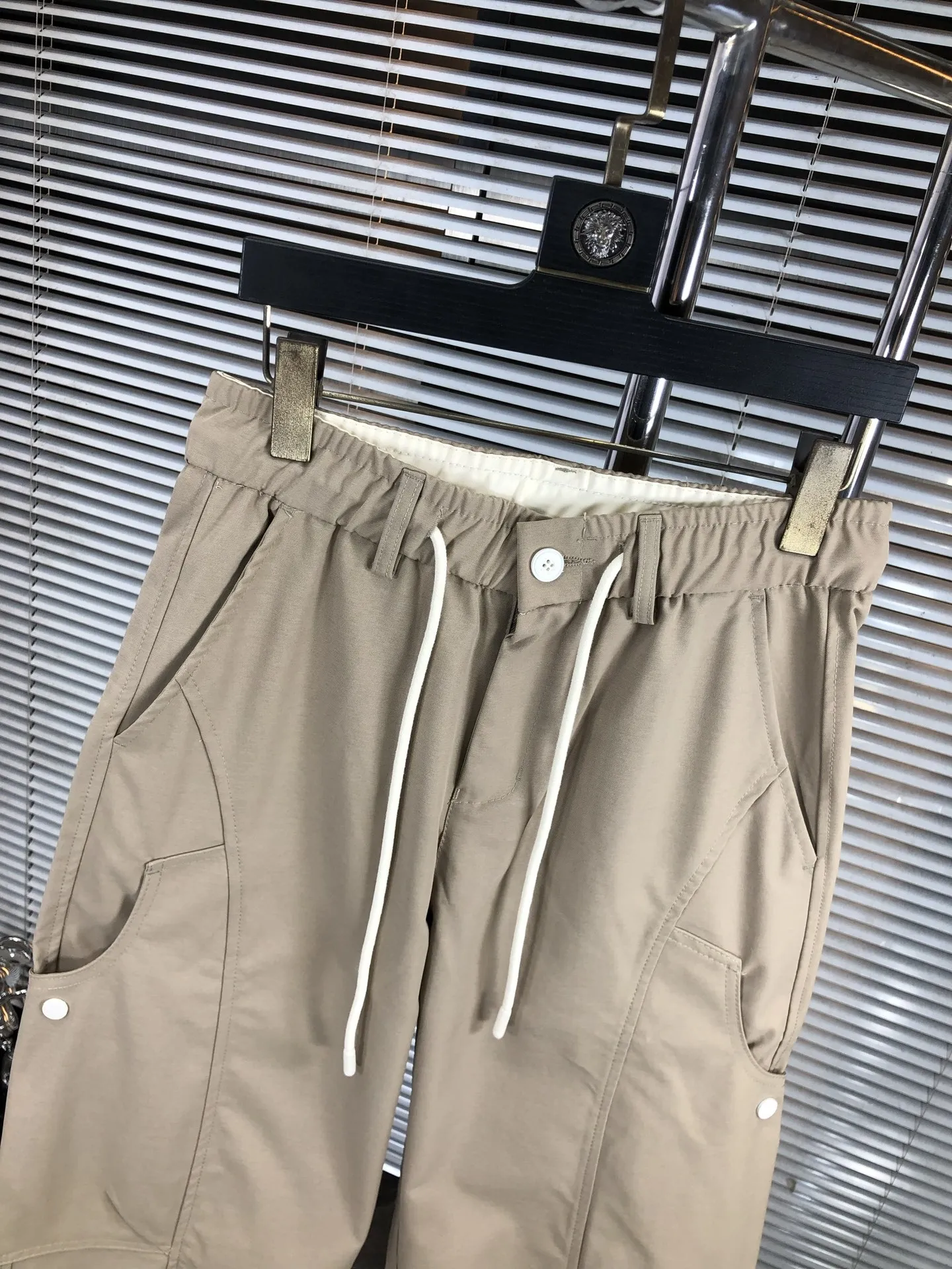 Dior 2025春夏ベージュカーゴパンツ - 画像 (4)