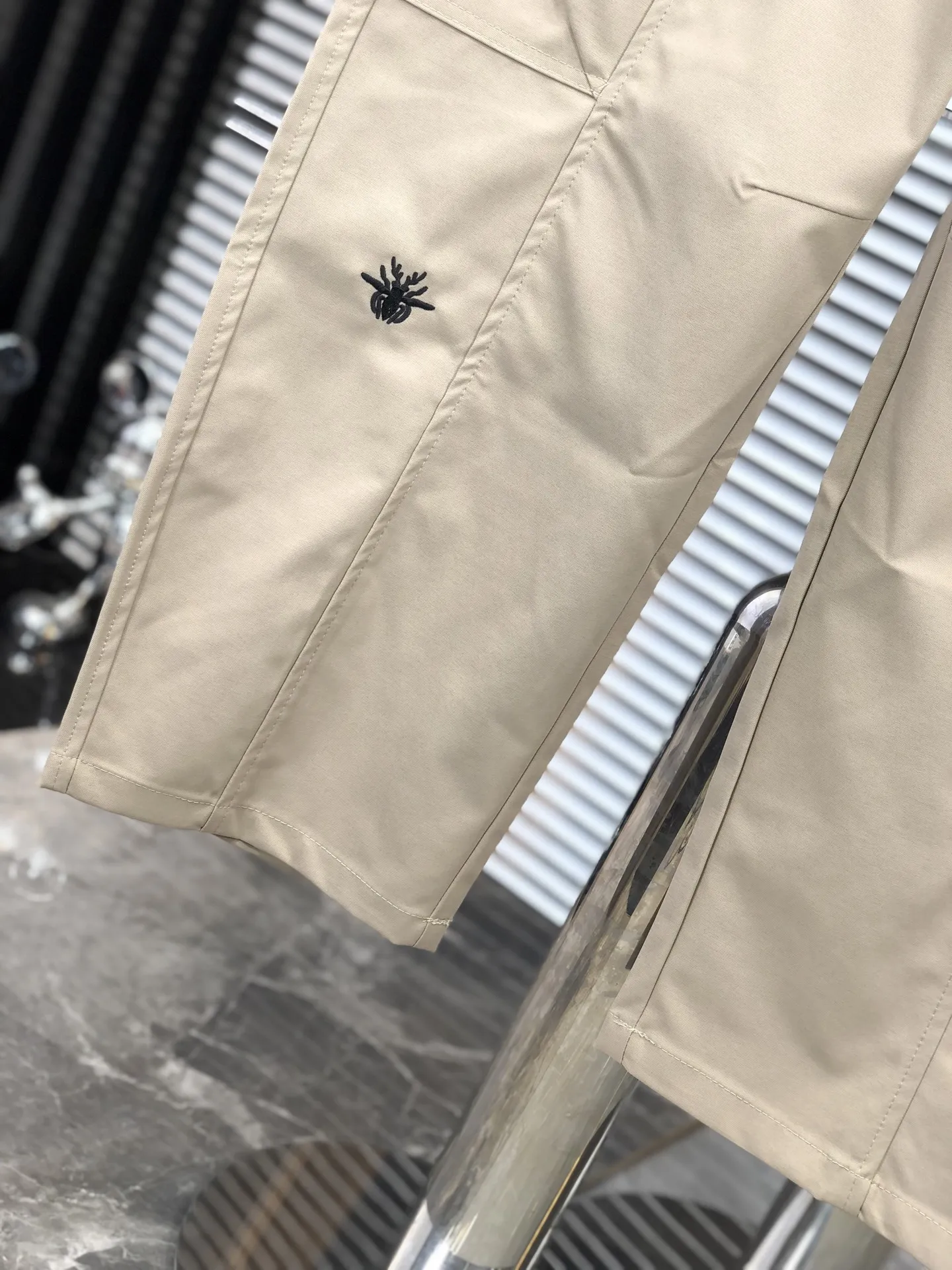 Dior 2025春夏ベージュカーゴパンツ - 画像 (6)