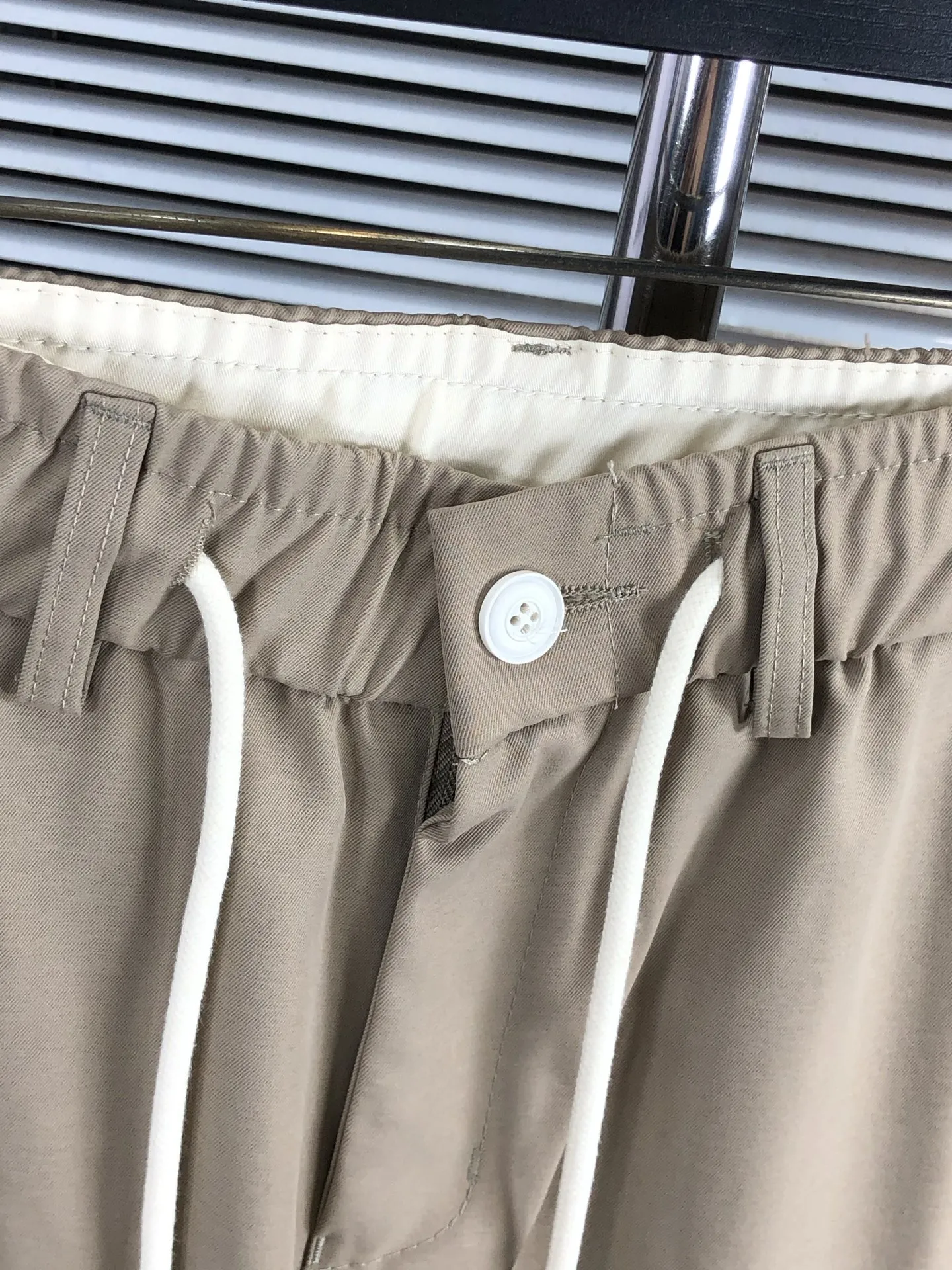 Dior 2025春夏ベージュカーゴパンツ - 画像 (7)