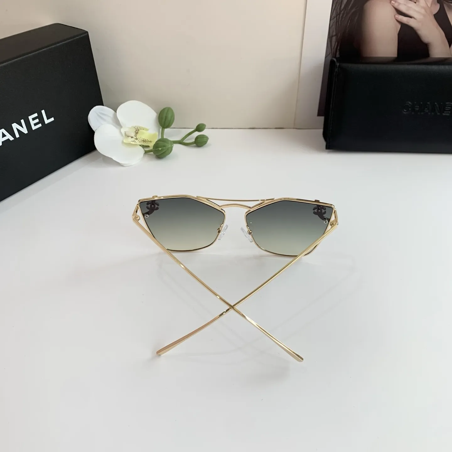 CHANEL新作黒ダイヤモンドサングラス - 画像 (9)