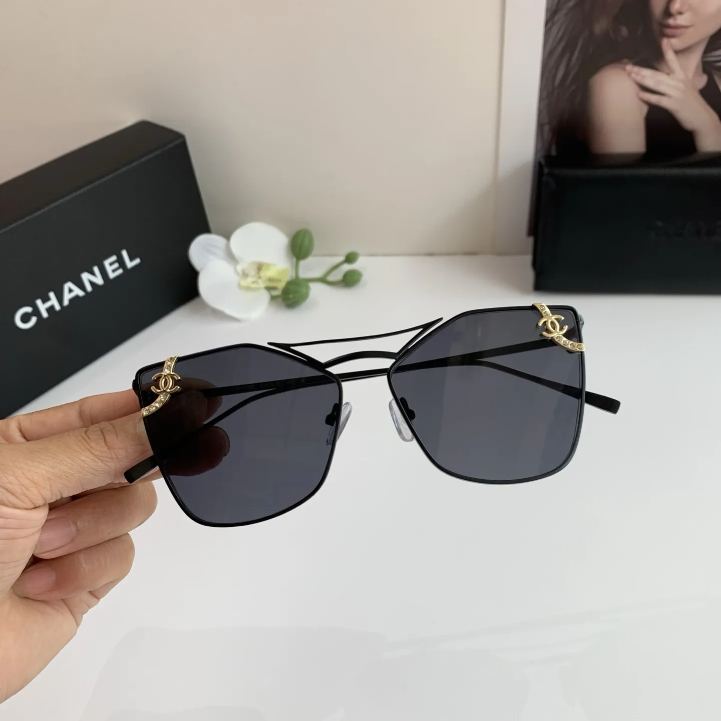 CHANEL新作黒スクエアフレームサングラス