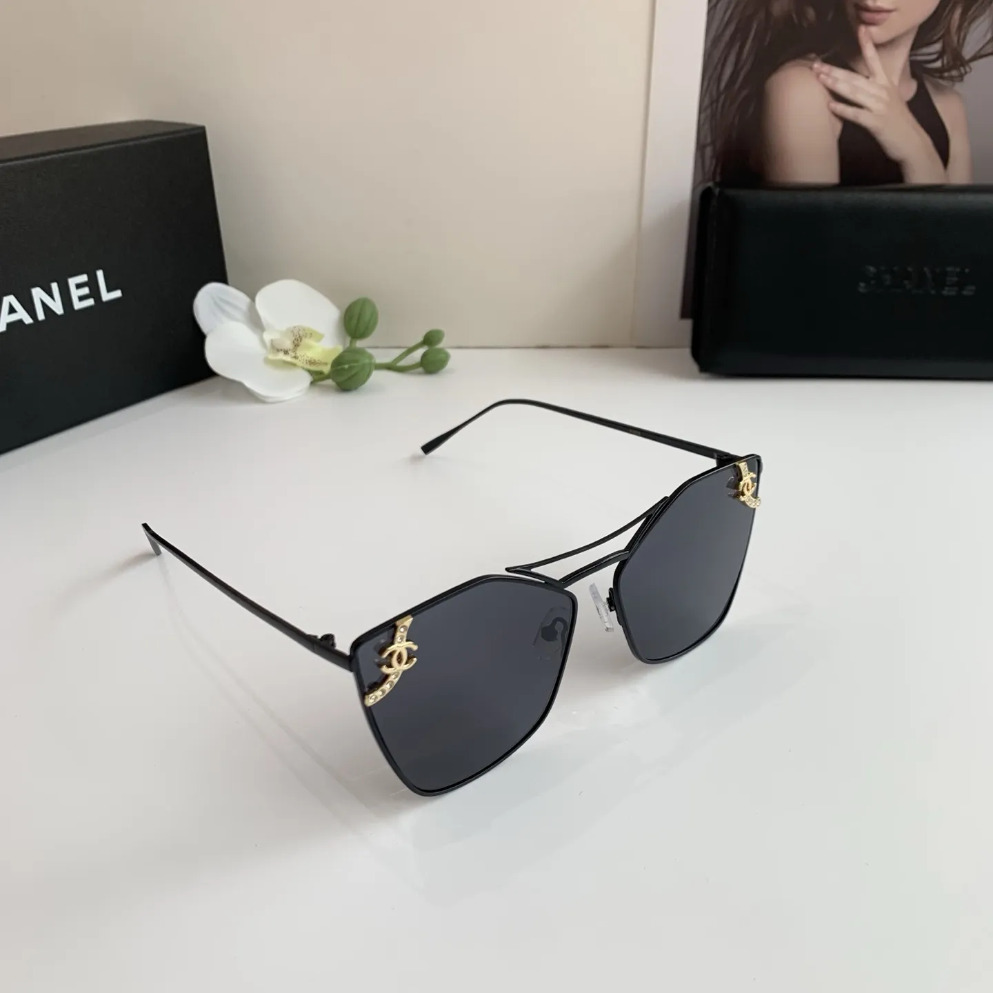 CHANEL新作黒スクエアフレームサングラス - 画像 (3)