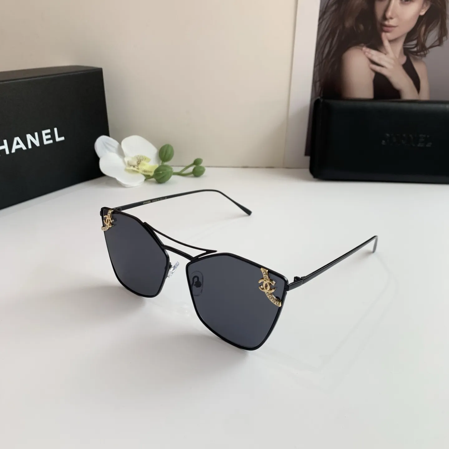 CHANEL新作黒スクエアフレームサングラス - 画像 (4)