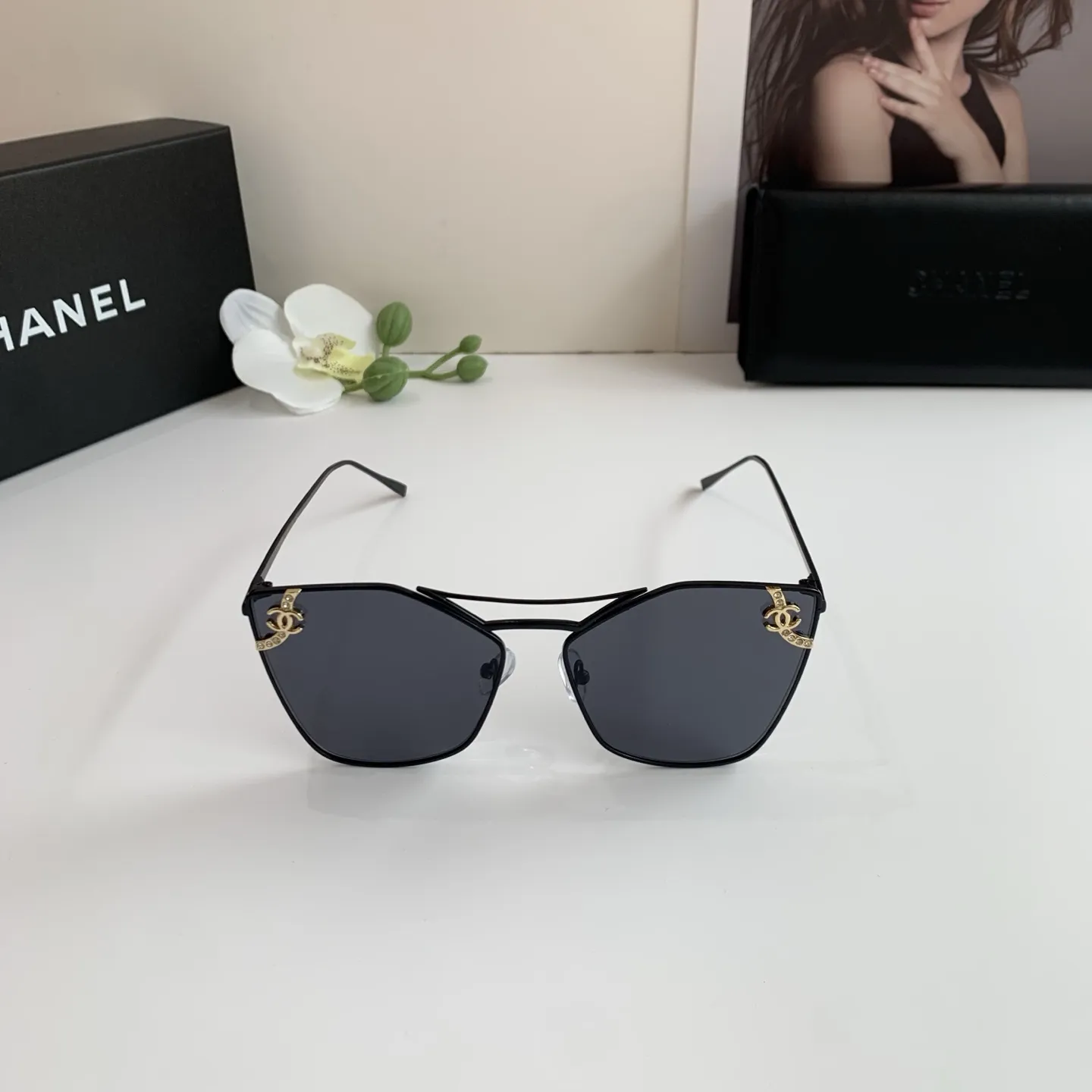 CHANEL新作黒スクエアフレームサングラス - 画像 (5)