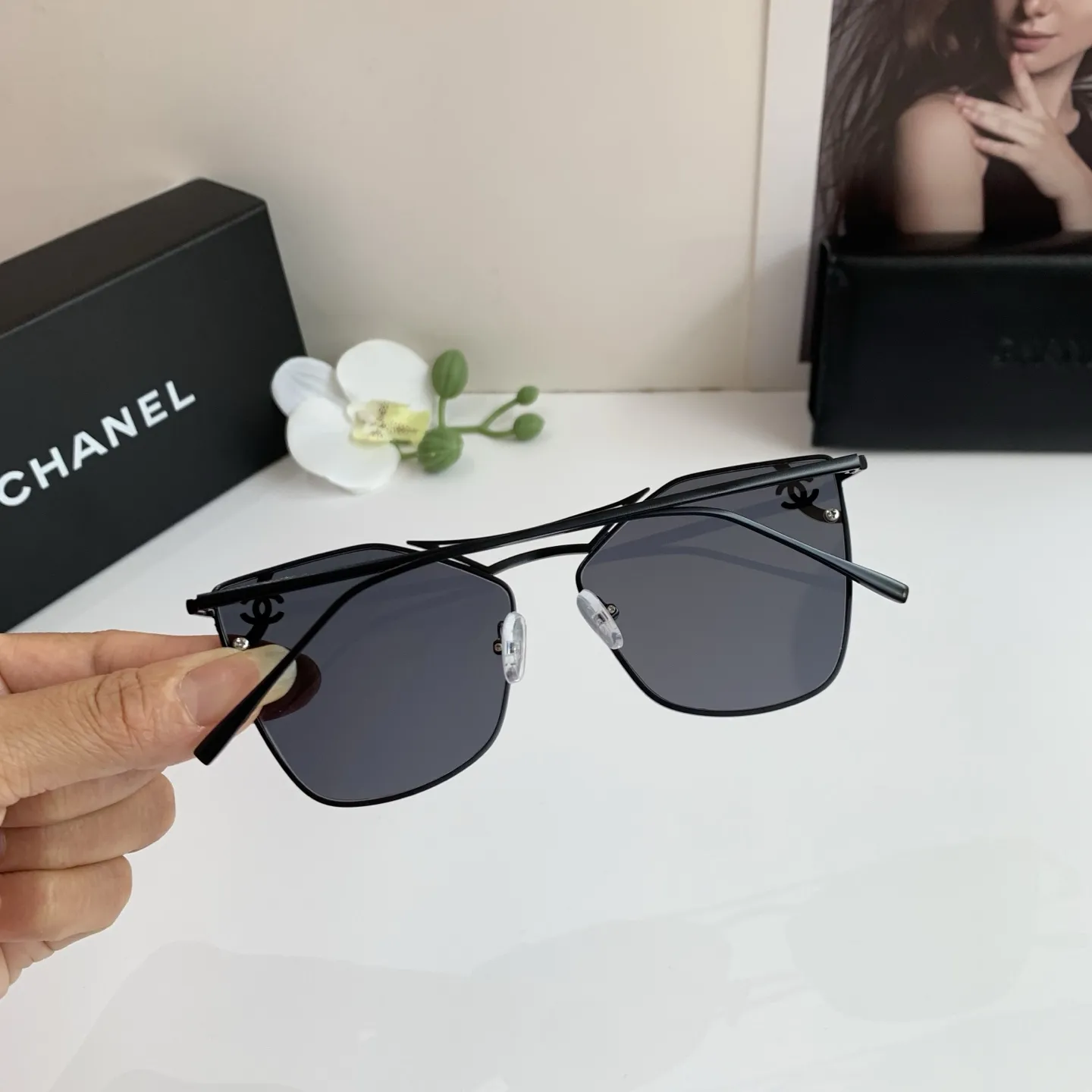 CHANEL新作黒スクエアフレームサングラス - 画像 (6)