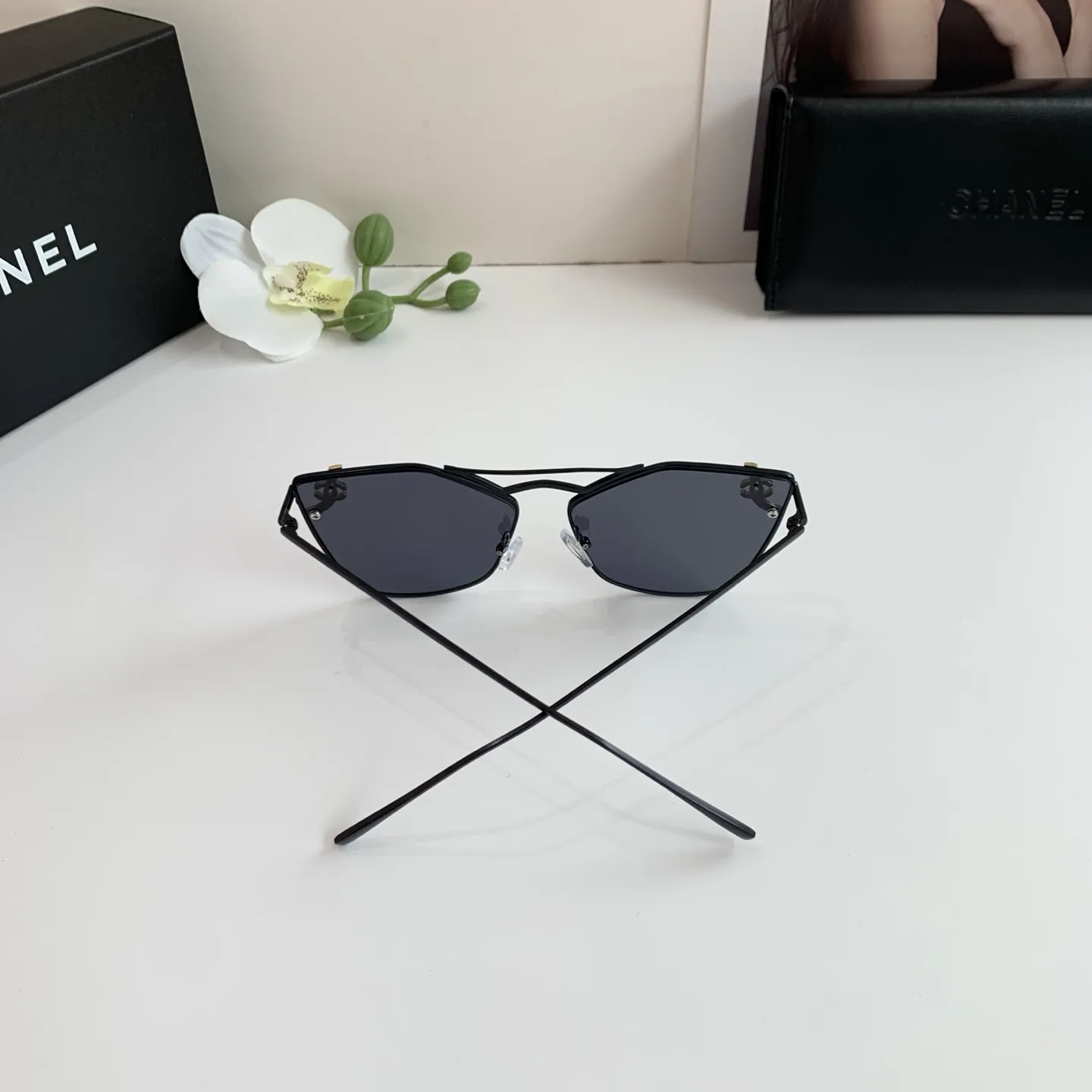 CHANEL新作黒スクエアフレームサングラス - 画像 (9)