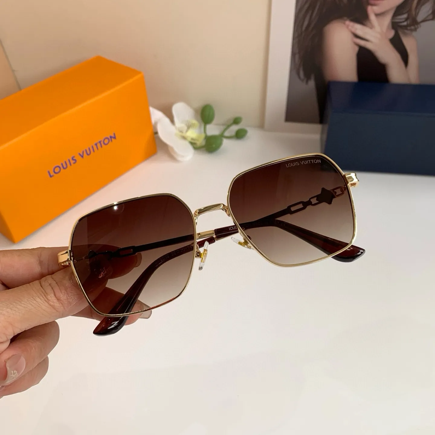 LOUIS VUITTON 新作黒スクエアフレームサングラス