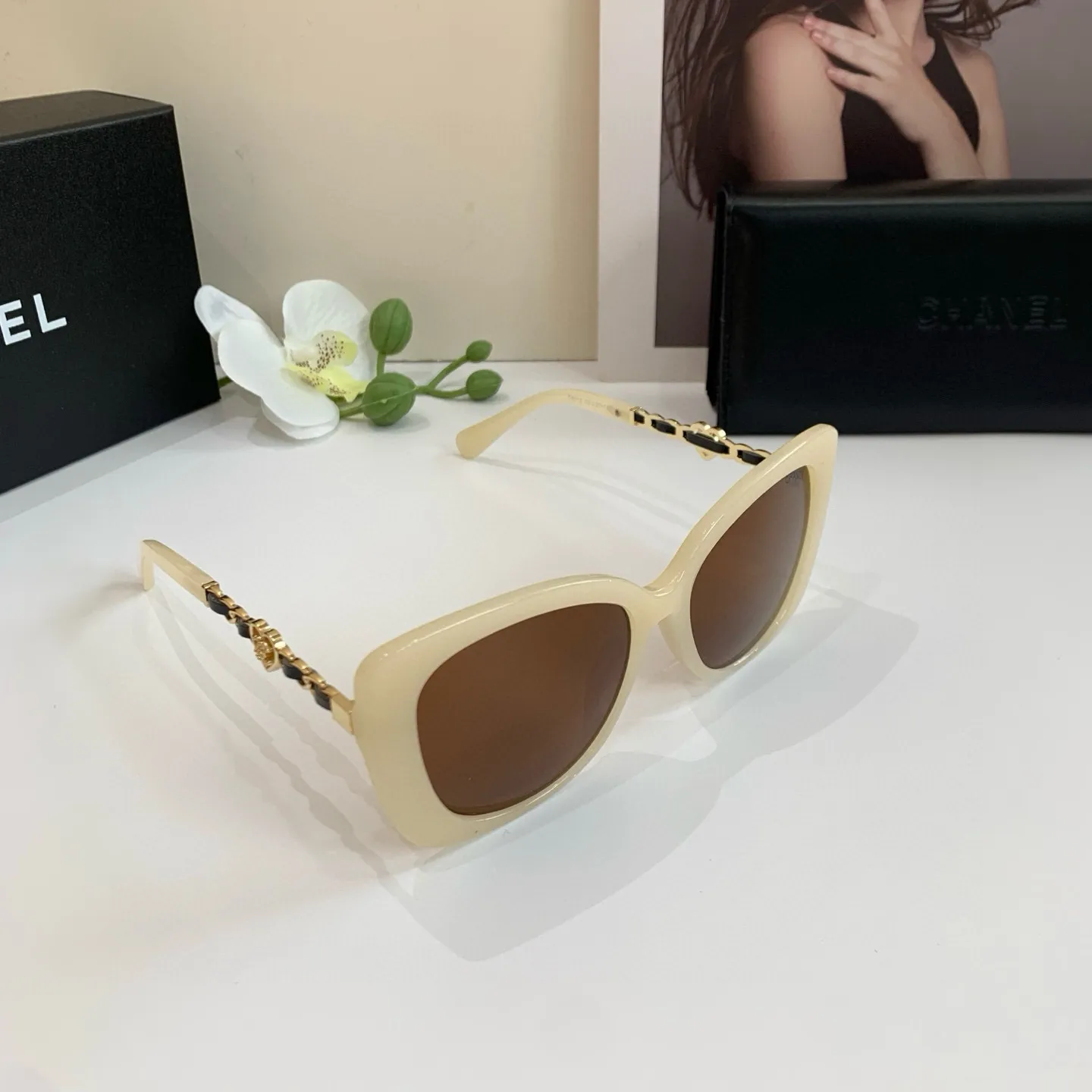 シャネル新作ベージュスクエアフレームサングラス - 画像 (3)