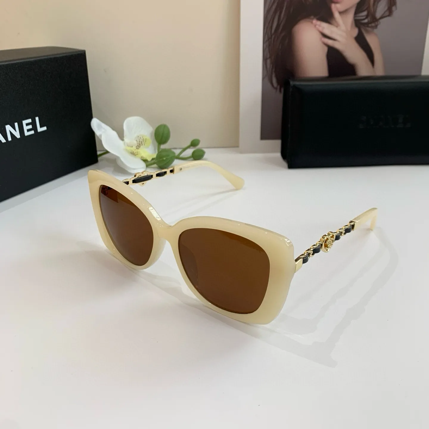 シャネル新作ベージュスクエアフレームサングラス - 画像 (4)