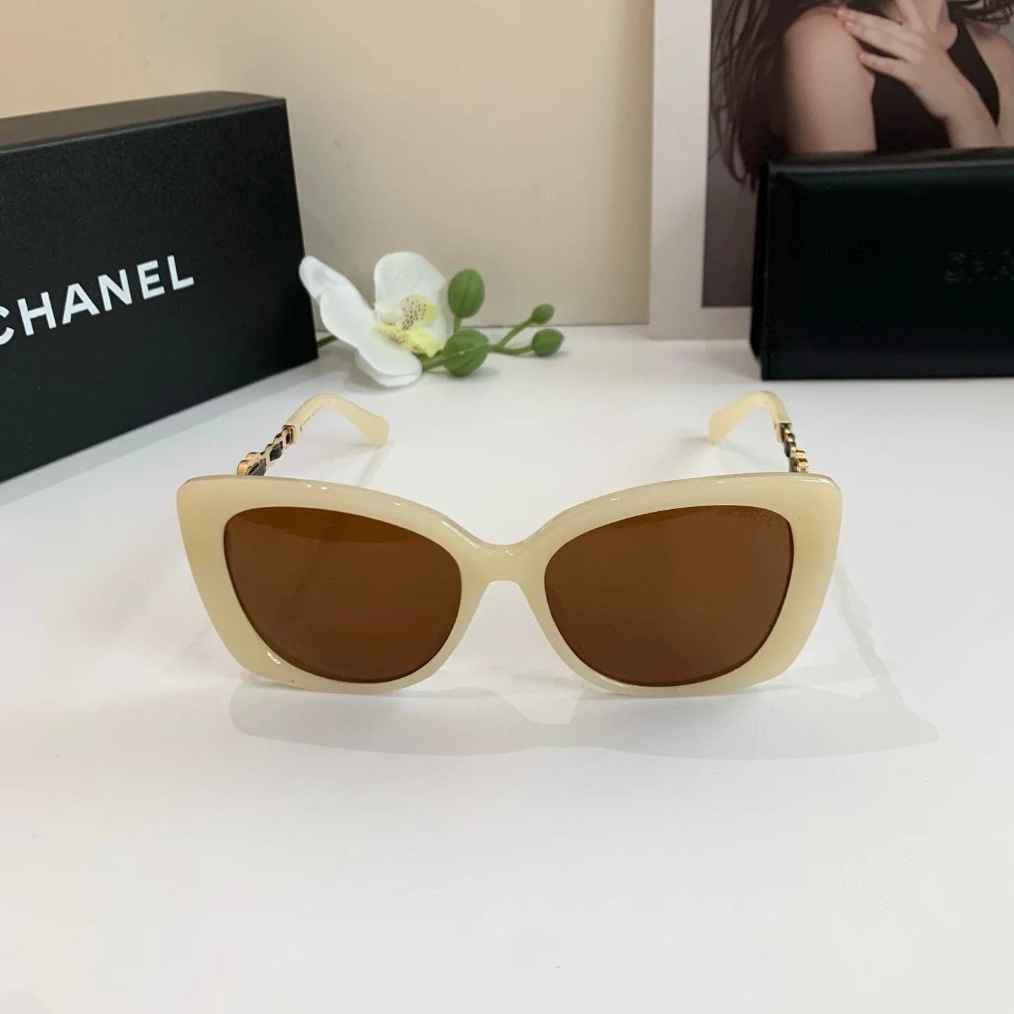 シャネル新作ベージュスクエアフレームサングラス - 画像 (5)