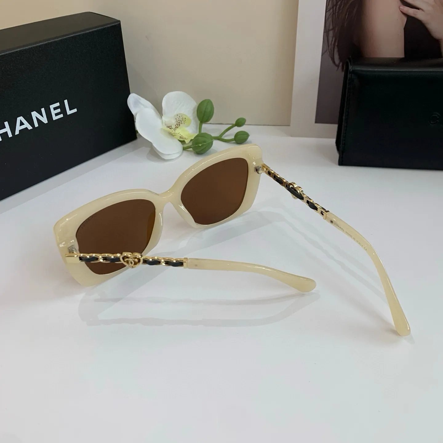 シャネル新作ベージュスクエアフレームサングラス - 画像 (9)