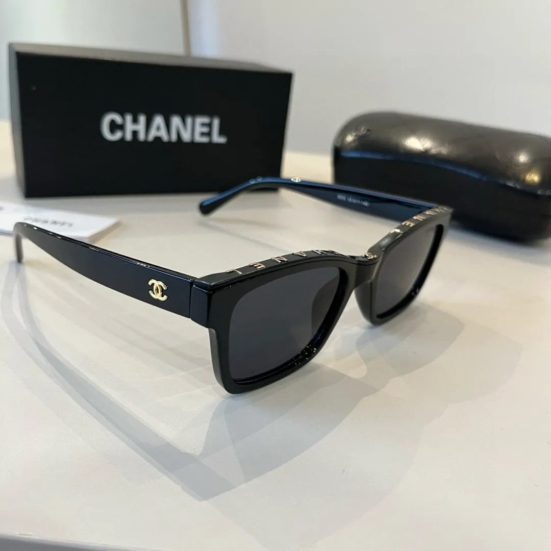 シャネル新作黒サングラススクエアフレーム