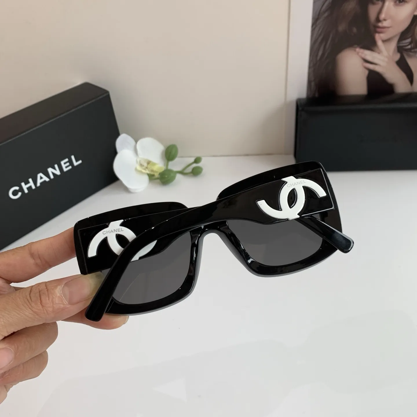 CHANEL新作黒スクエアフレームサングラス - 画像 (6)