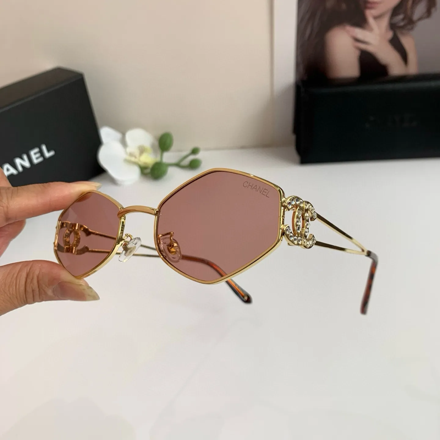 CHANEL新作ダイヤモンド黒サングラス - 画像 (4)