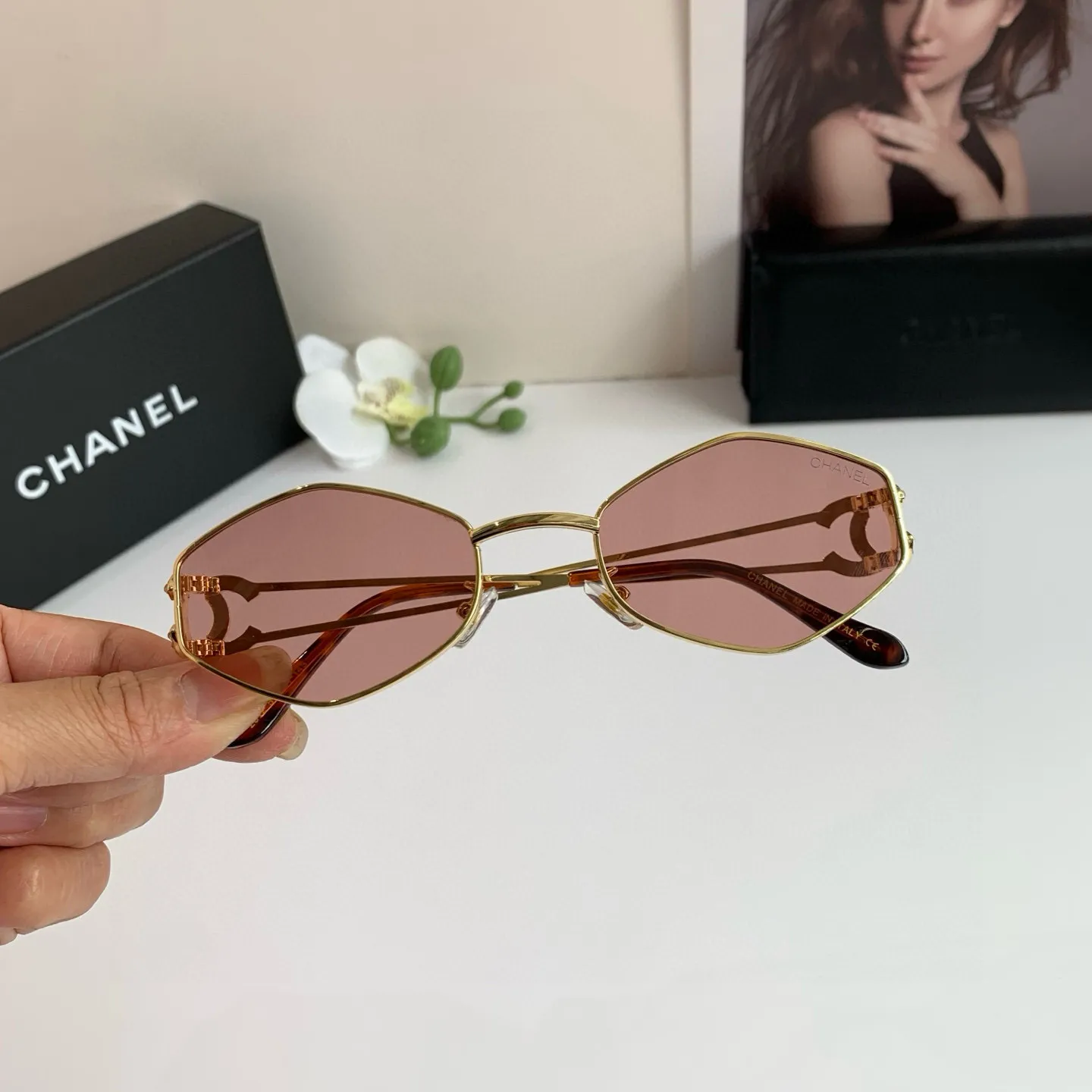 CHANEL新作ダイヤモンド黒サングラス - 画像 (5)