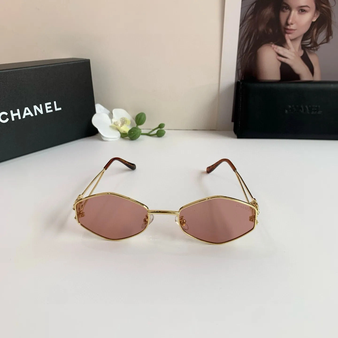 CHANEL新作ダイヤモンド黒サングラス - 画像 (6)