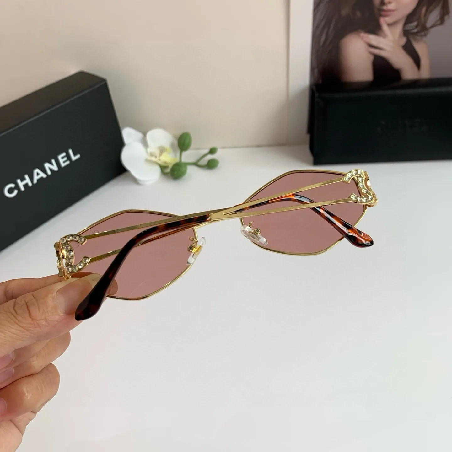 CHANEL新作ダイヤモンド黒サングラス - 画像 (7)