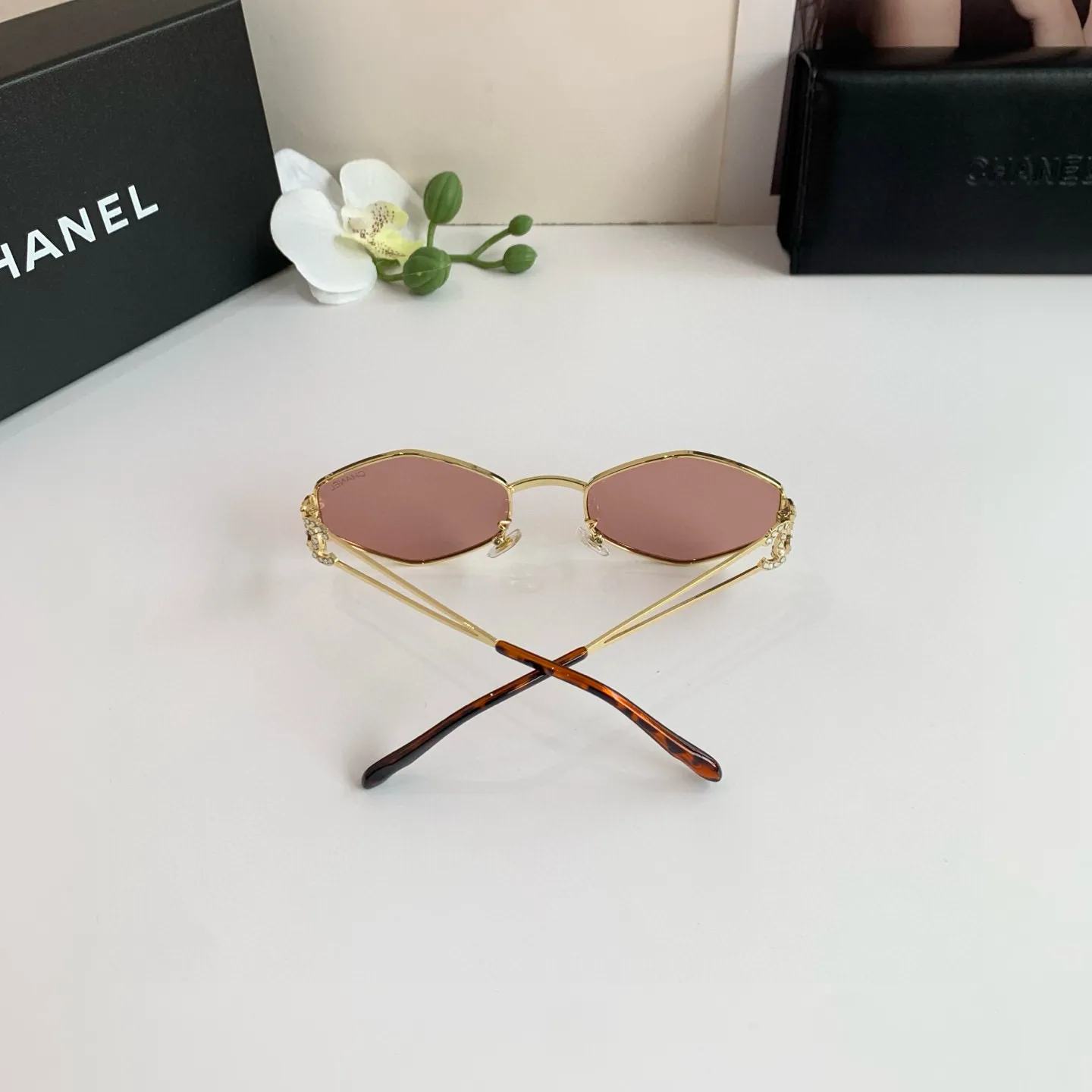 CHANEL新作ダイヤモンド黒サングラス - 画像 (8)