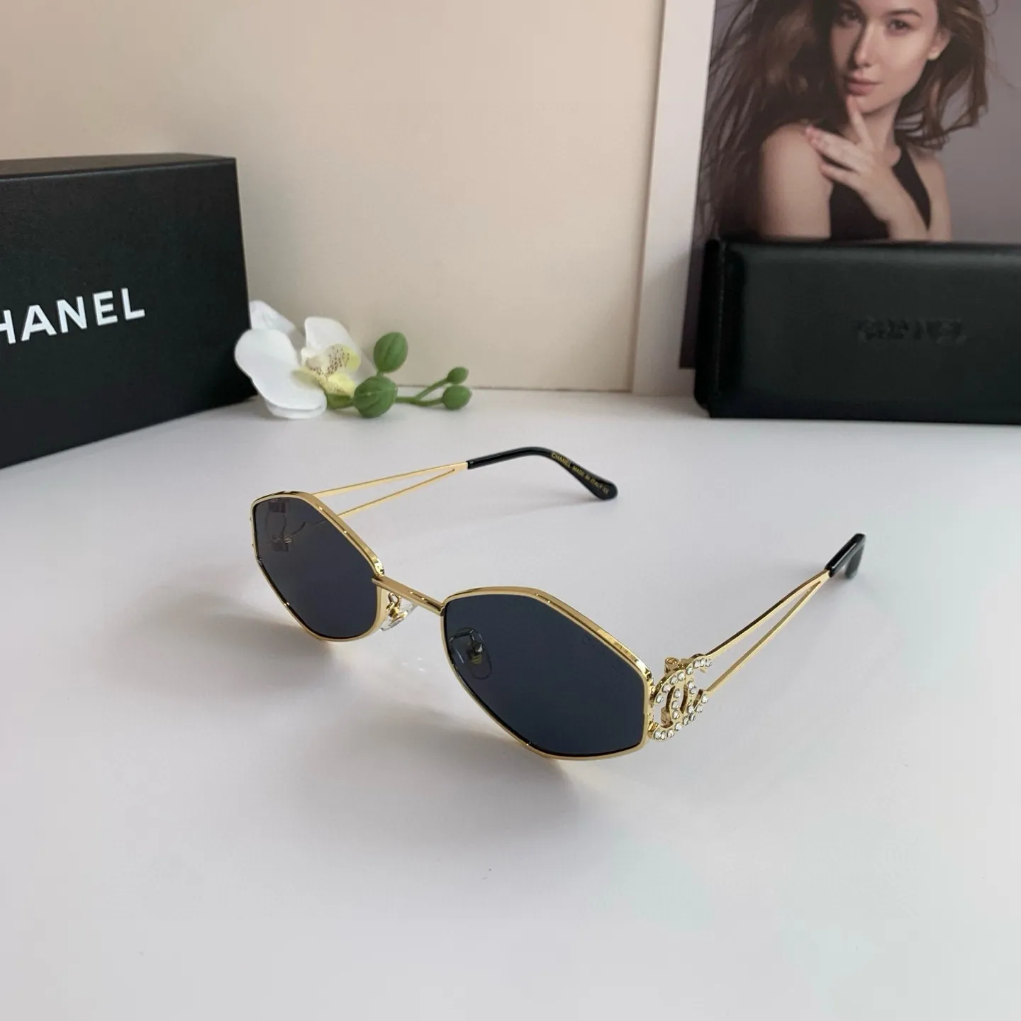 シャネル新作黒ダイヤモンドサングラス - 画像 (3)