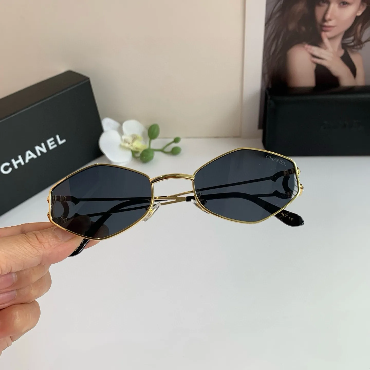 シャネル新作黒ダイヤモンドサングラス - 画像 (4)