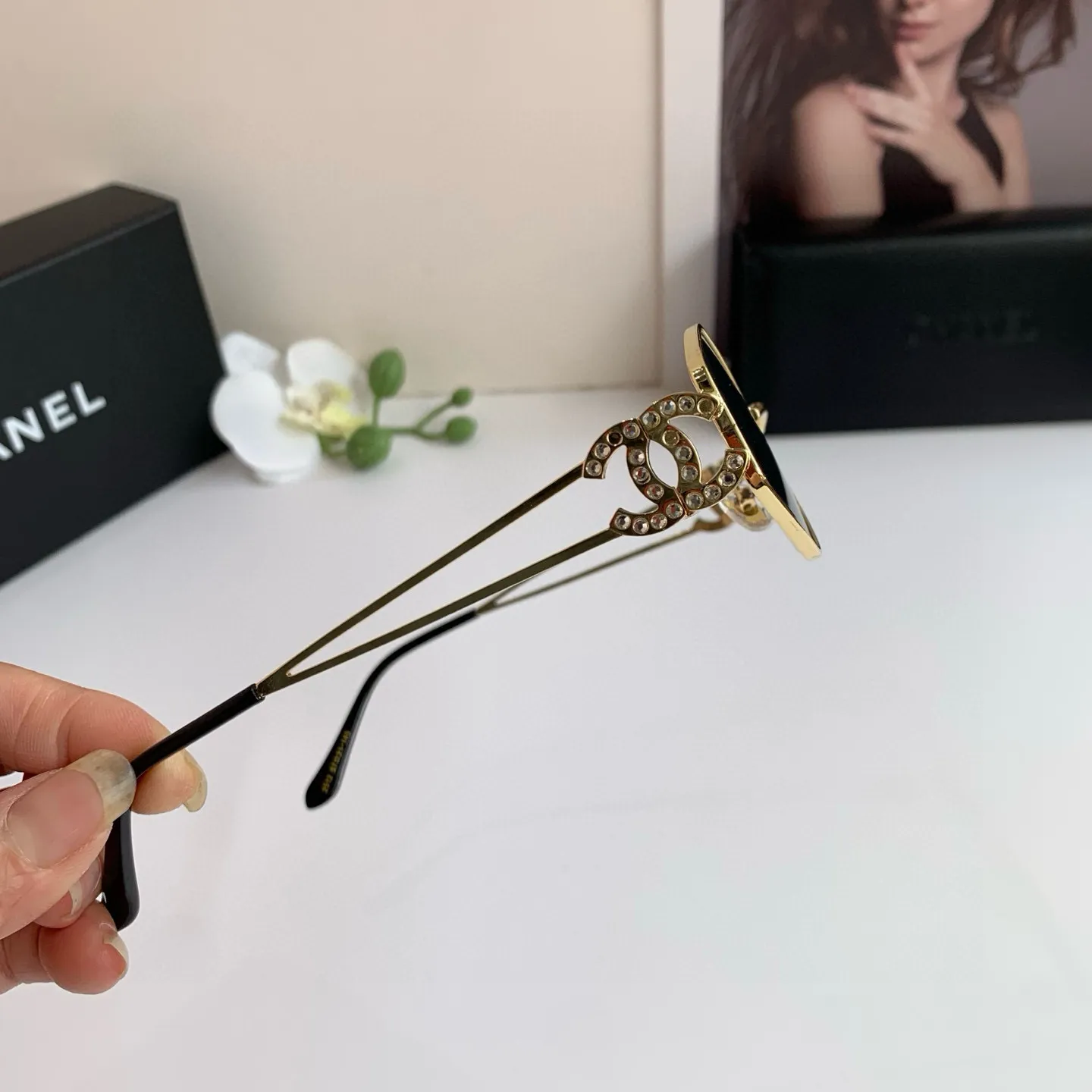 シャネル新作黒ダイヤモンドサングラス - 画像 (6)