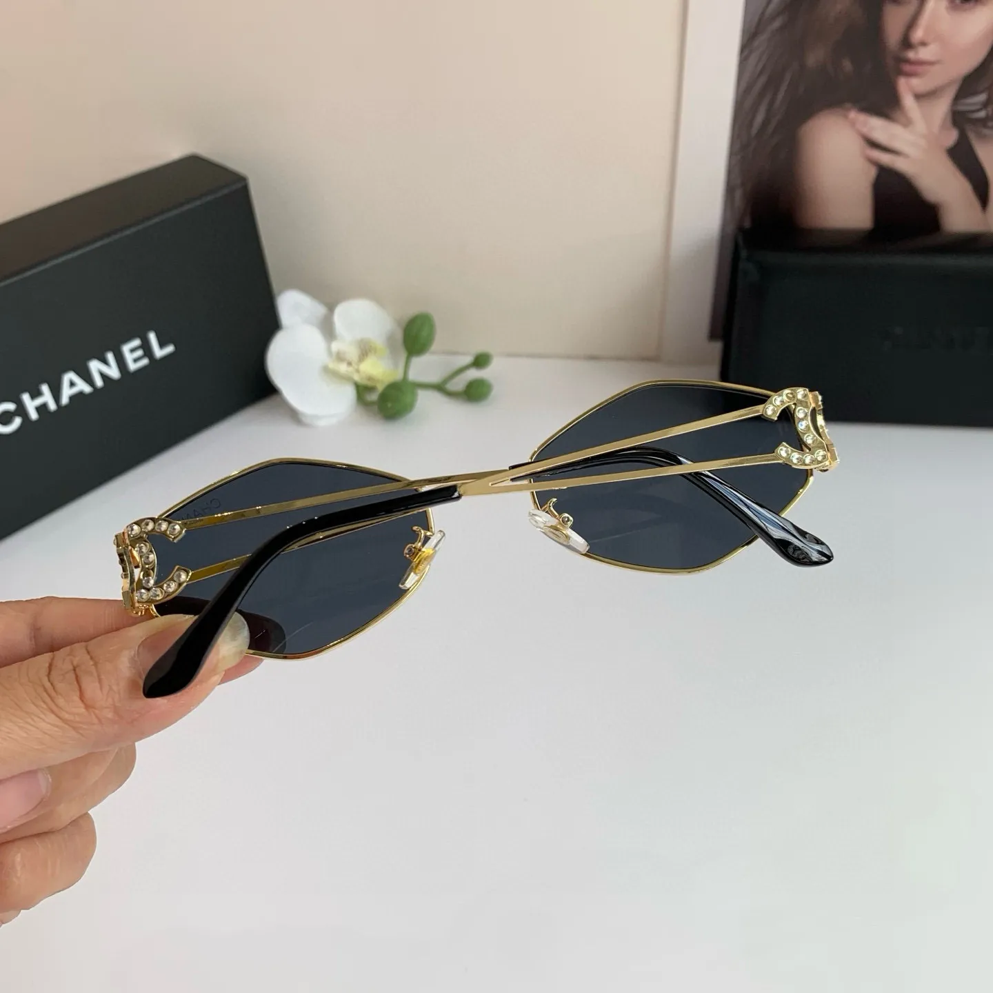 シャネル新作黒ダイヤモンドサングラス - 画像 (8)