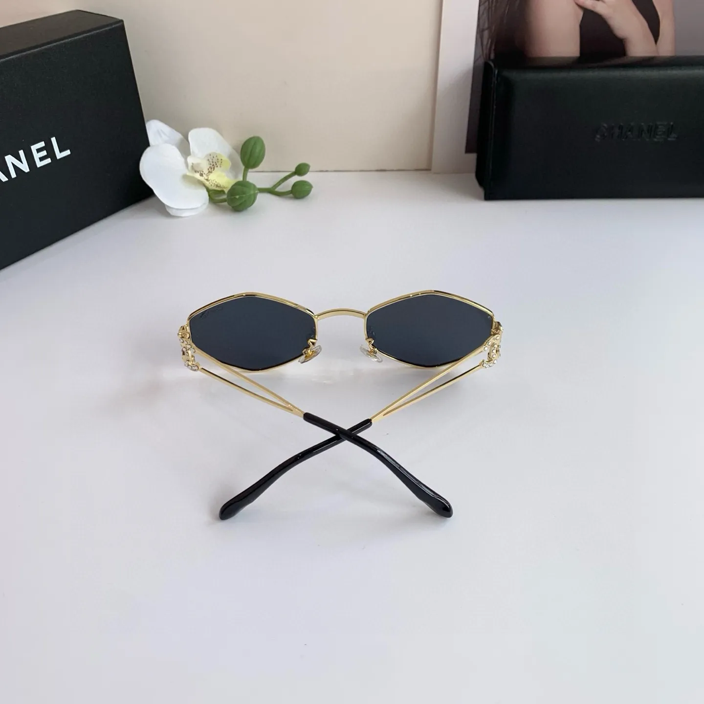 シャネル新作黒ダイヤモンドサングラス - 画像 (9)