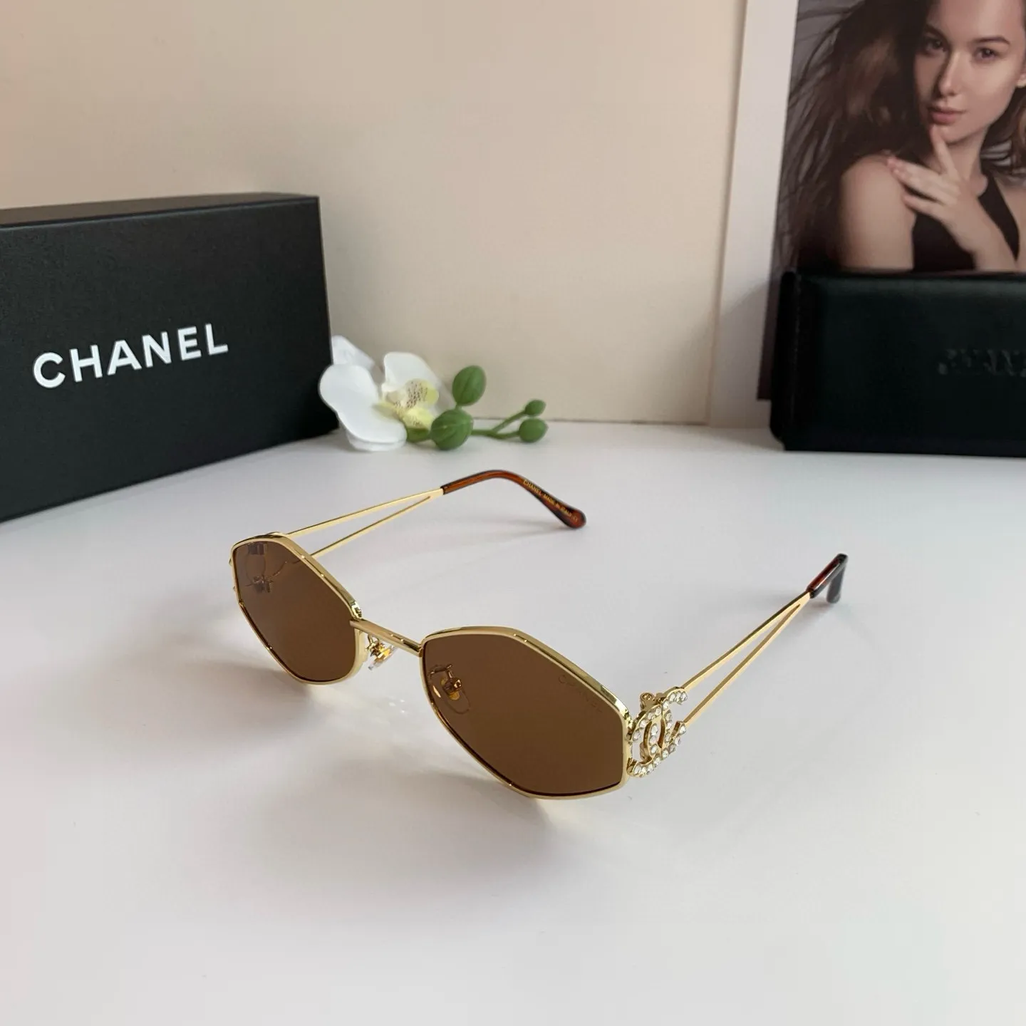 シャネル新作黒ダイヤモンドサングラス - 画像 (3)