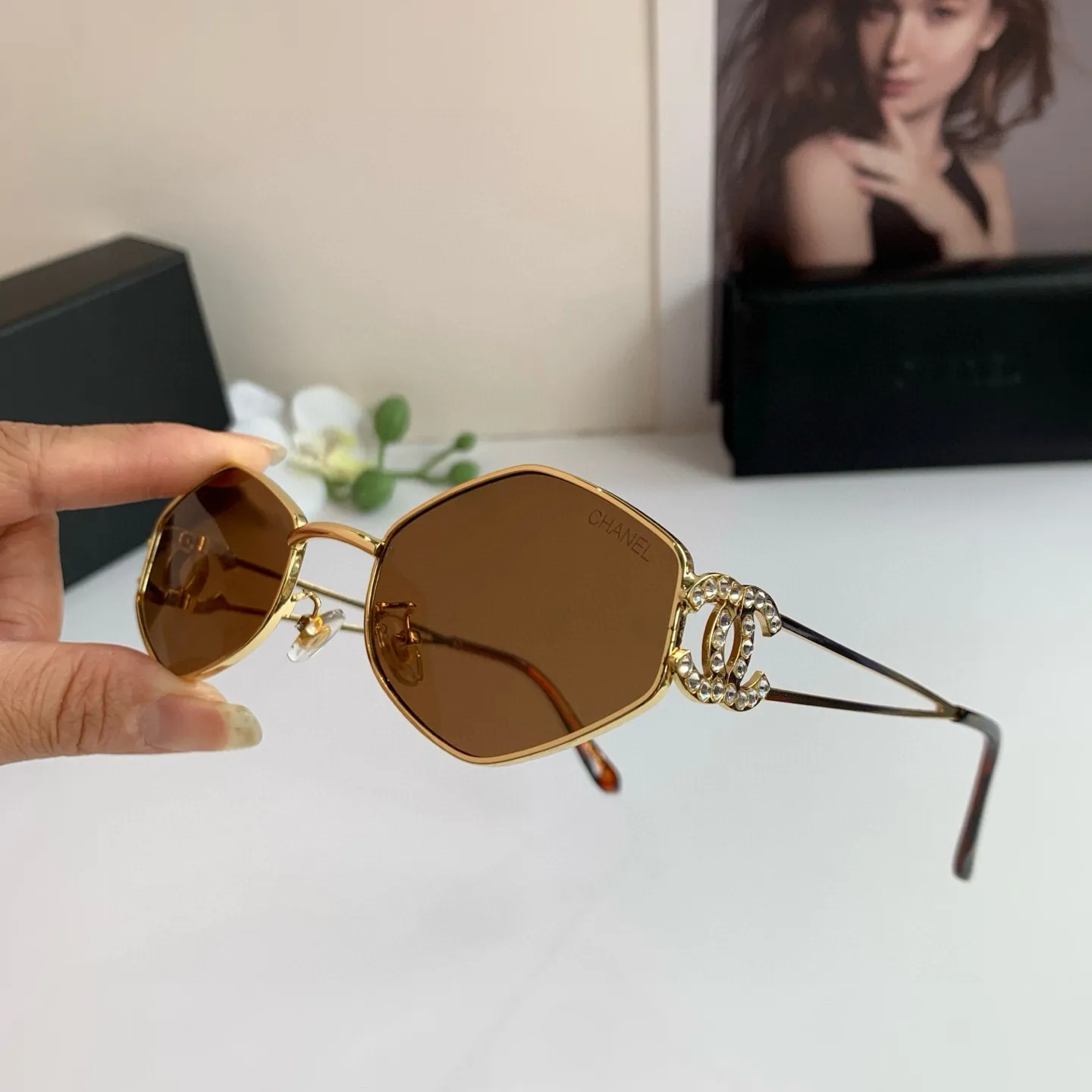 シャネル新作黒ダイヤモンドサングラス - 画像 (5)