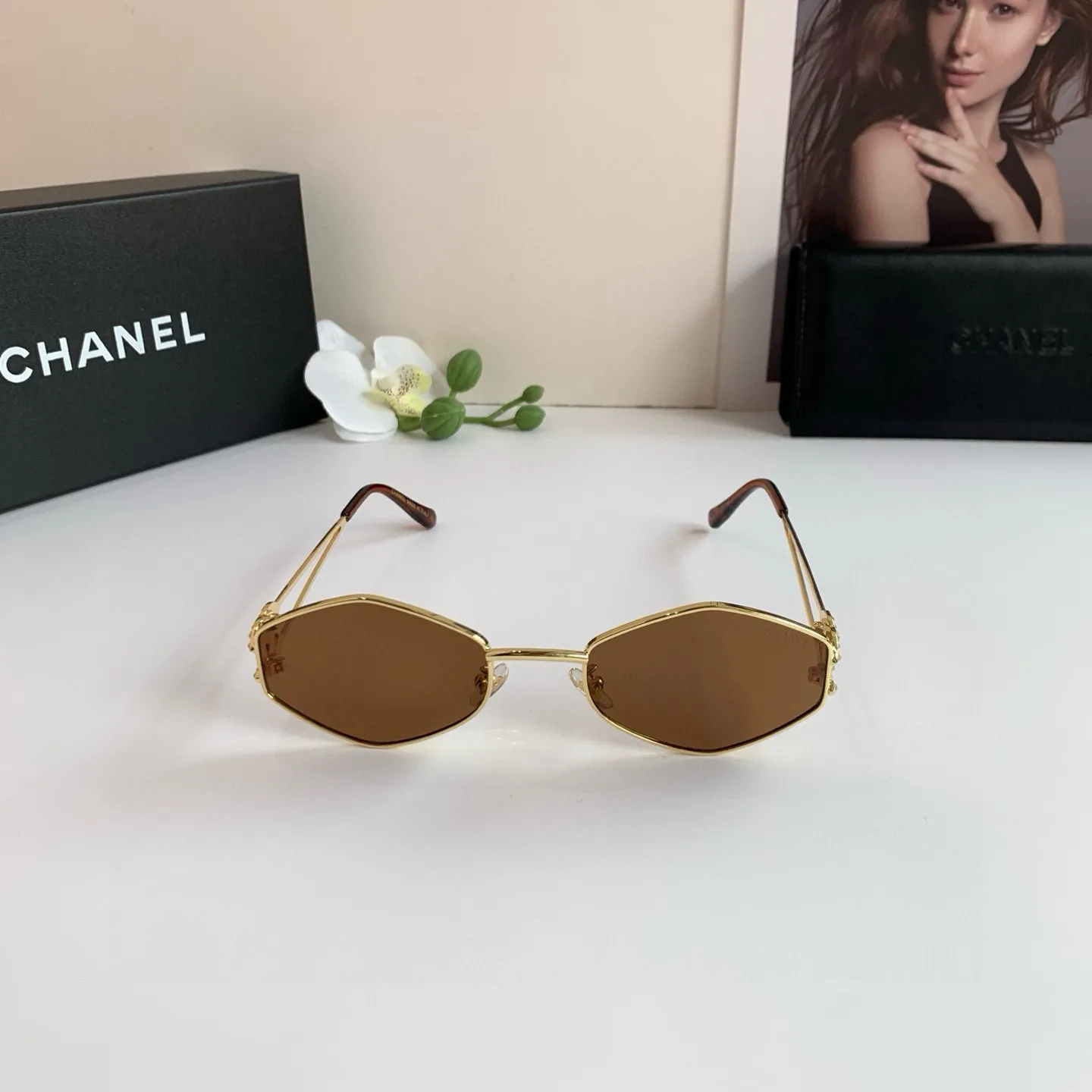 シャネル新作黒ダイヤモンドサングラス - 画像 (6)