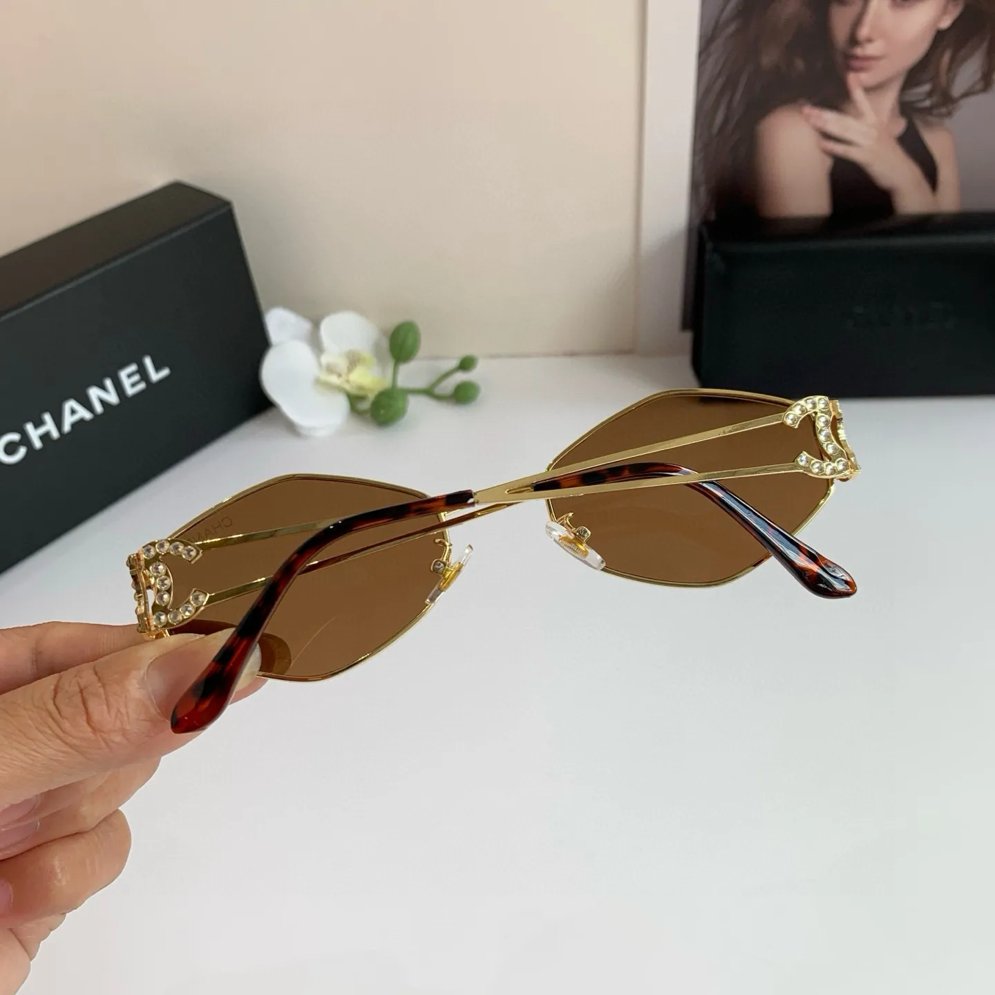 シャネル新作黒ダイヤモンドサングラス - 画像 (7)