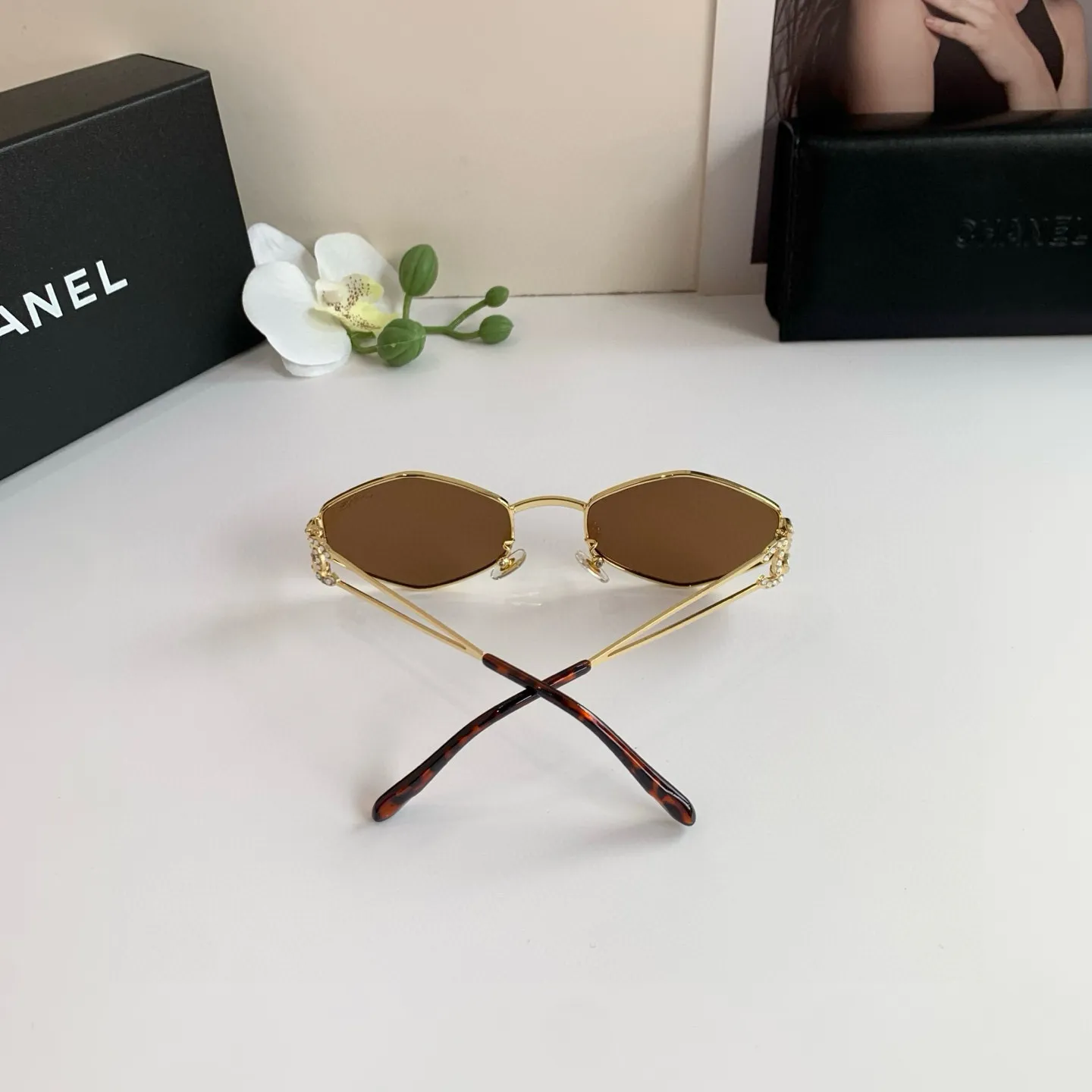 シャネル新作黒ダイヤモンドサングラス - 画像 (8)
