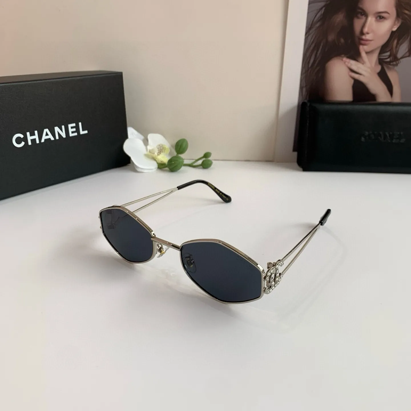 CHANEL新作ダイヤモンド黒サングラス - 画像 (3)