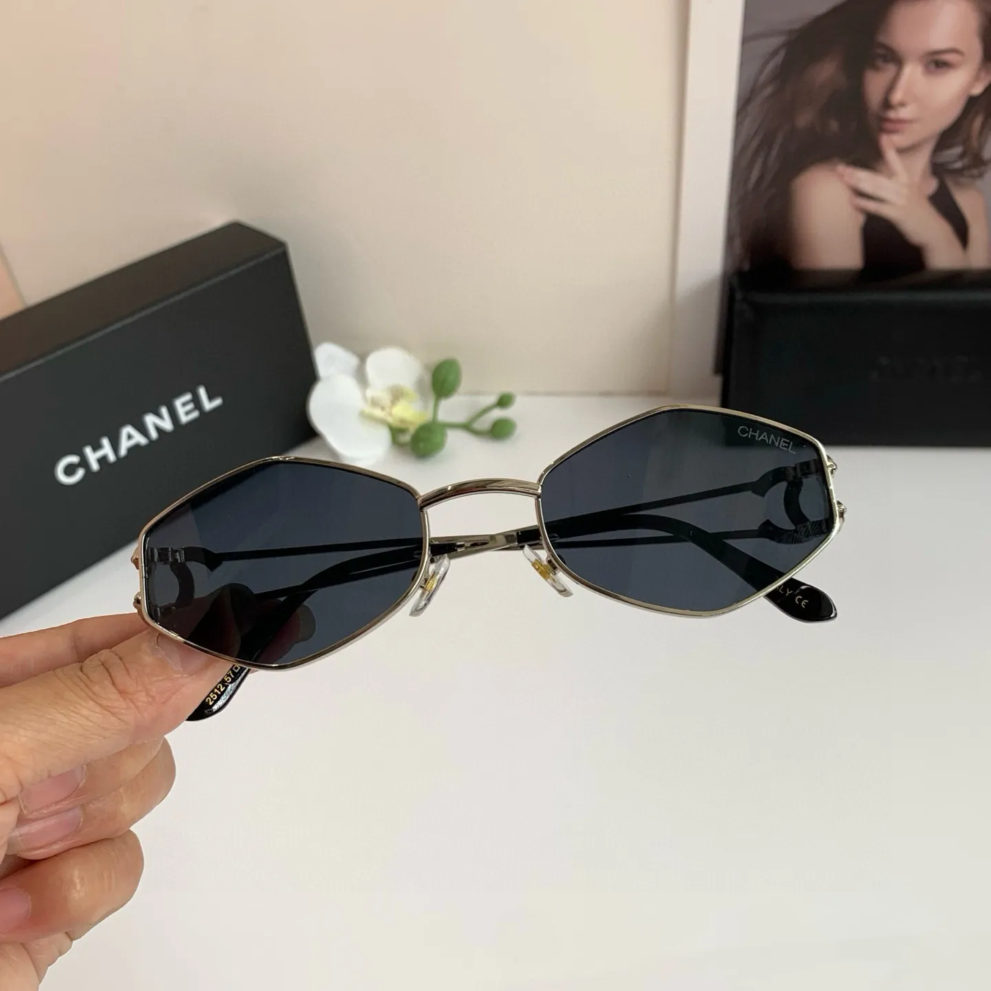 CHANEL新作ダイヤモンド黒サングラス - 画像 (4)