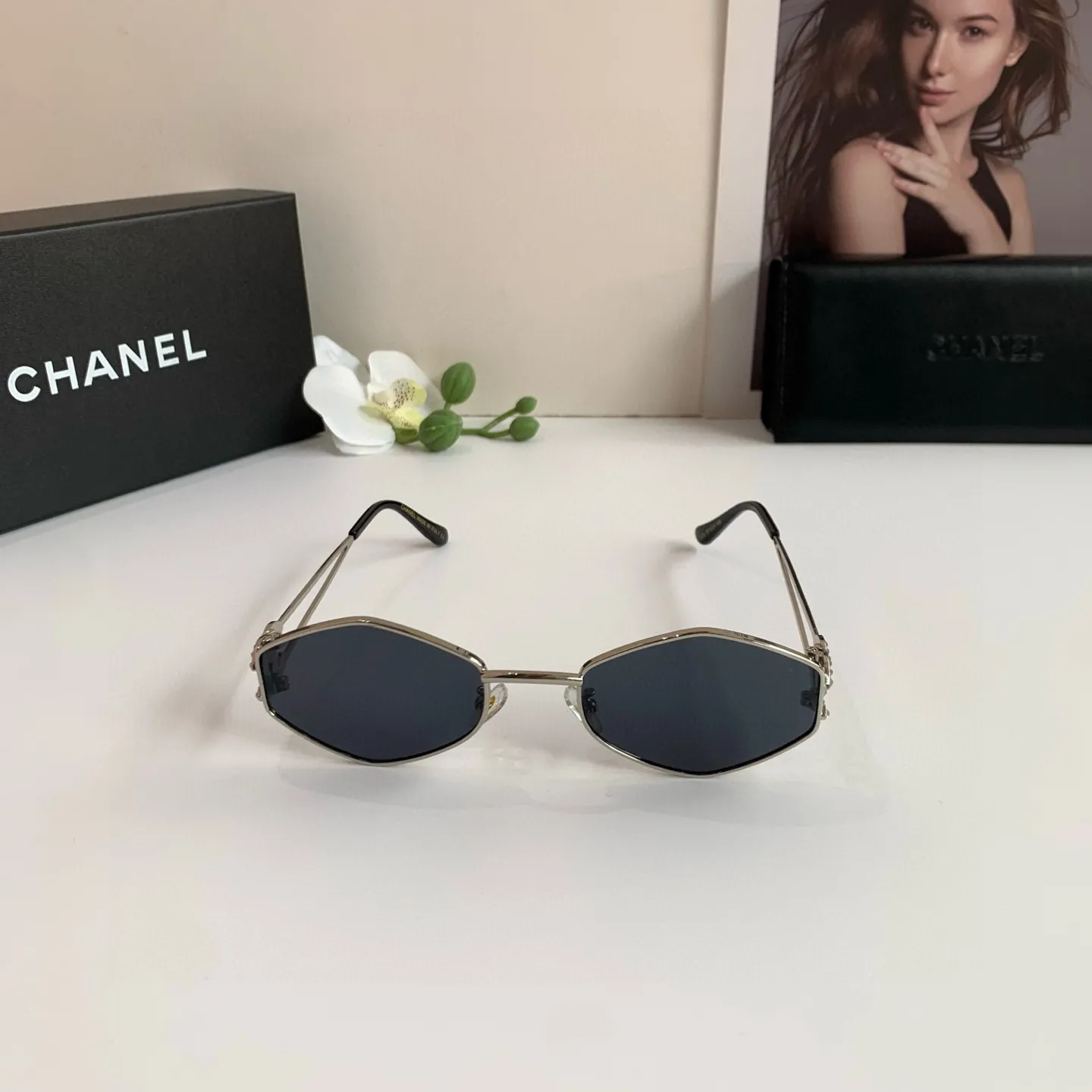 CHANEL新作ダイヤモンド黒サングラス - 画像 (5)