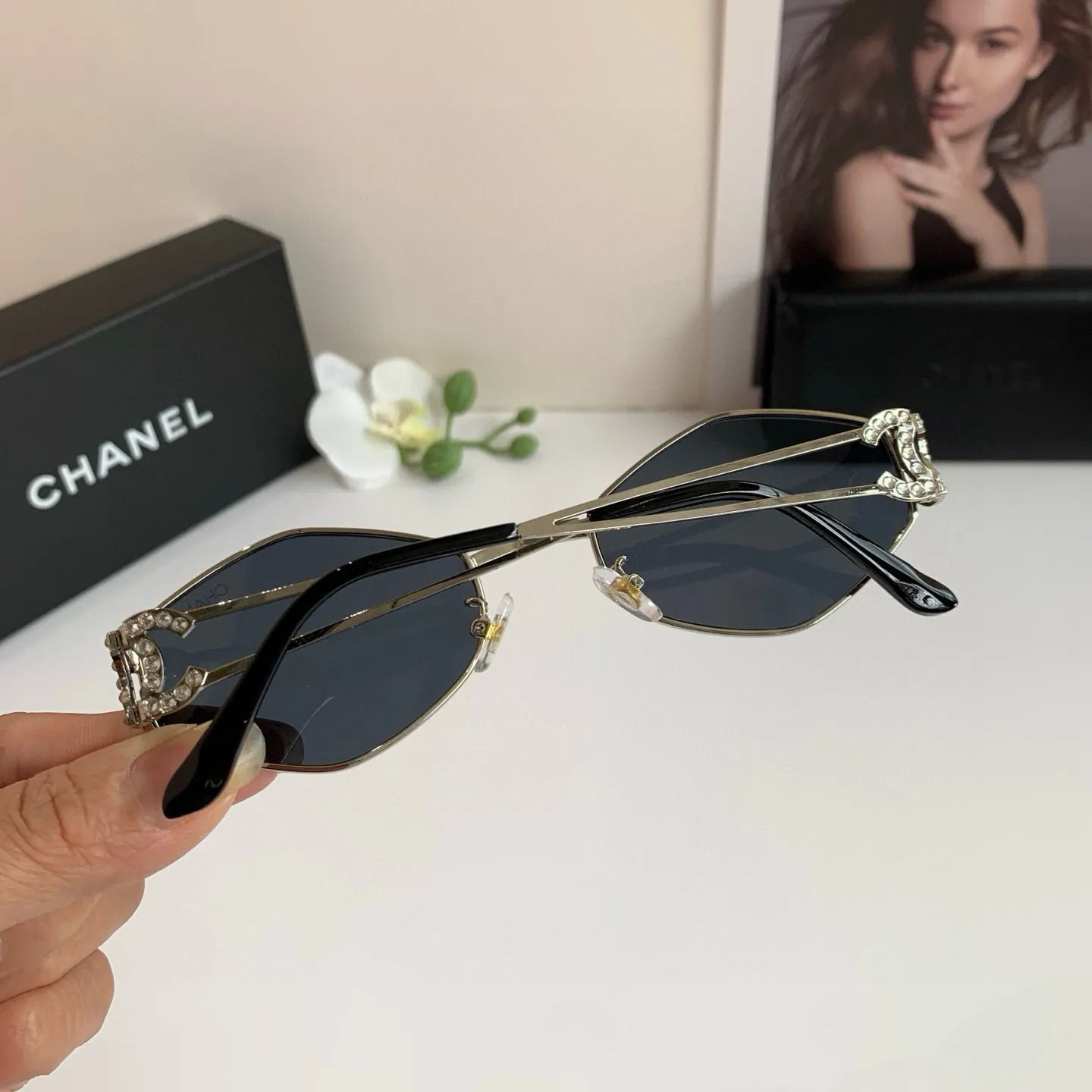 CHANEL新作ダイヤモンド黒サングラス - 画像 (6)