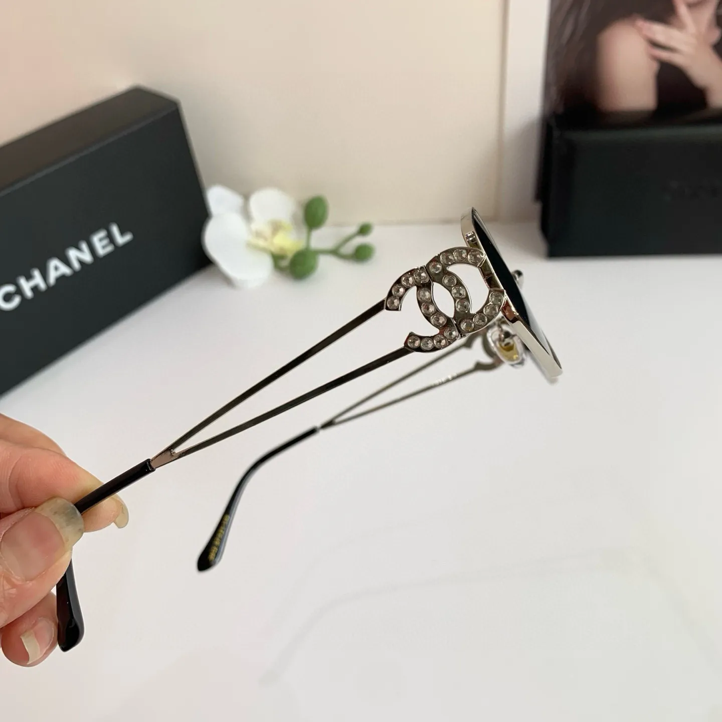 CHANEL新作ダイヤモンド黒サングラス - 画像 (7)