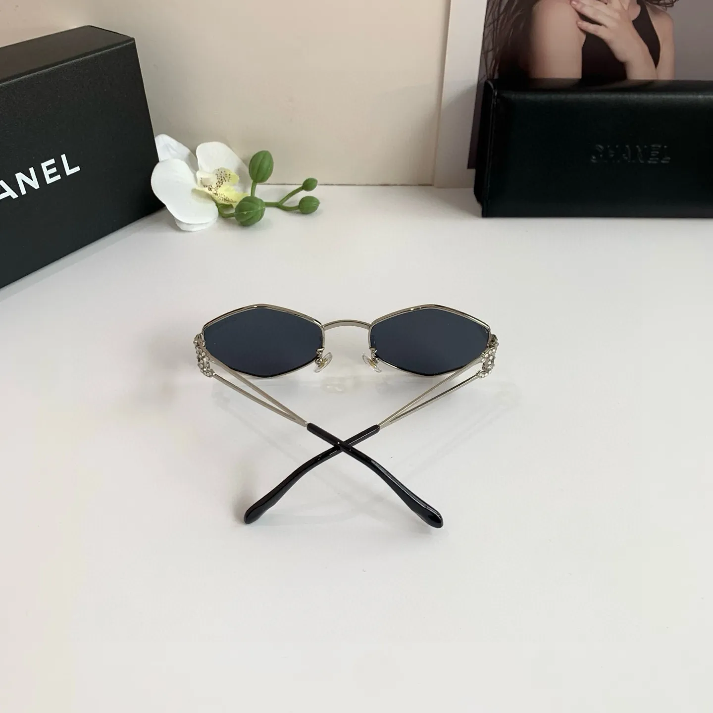 CHANEL新作ダイヤモンド黒サングラス - 画像 (8)