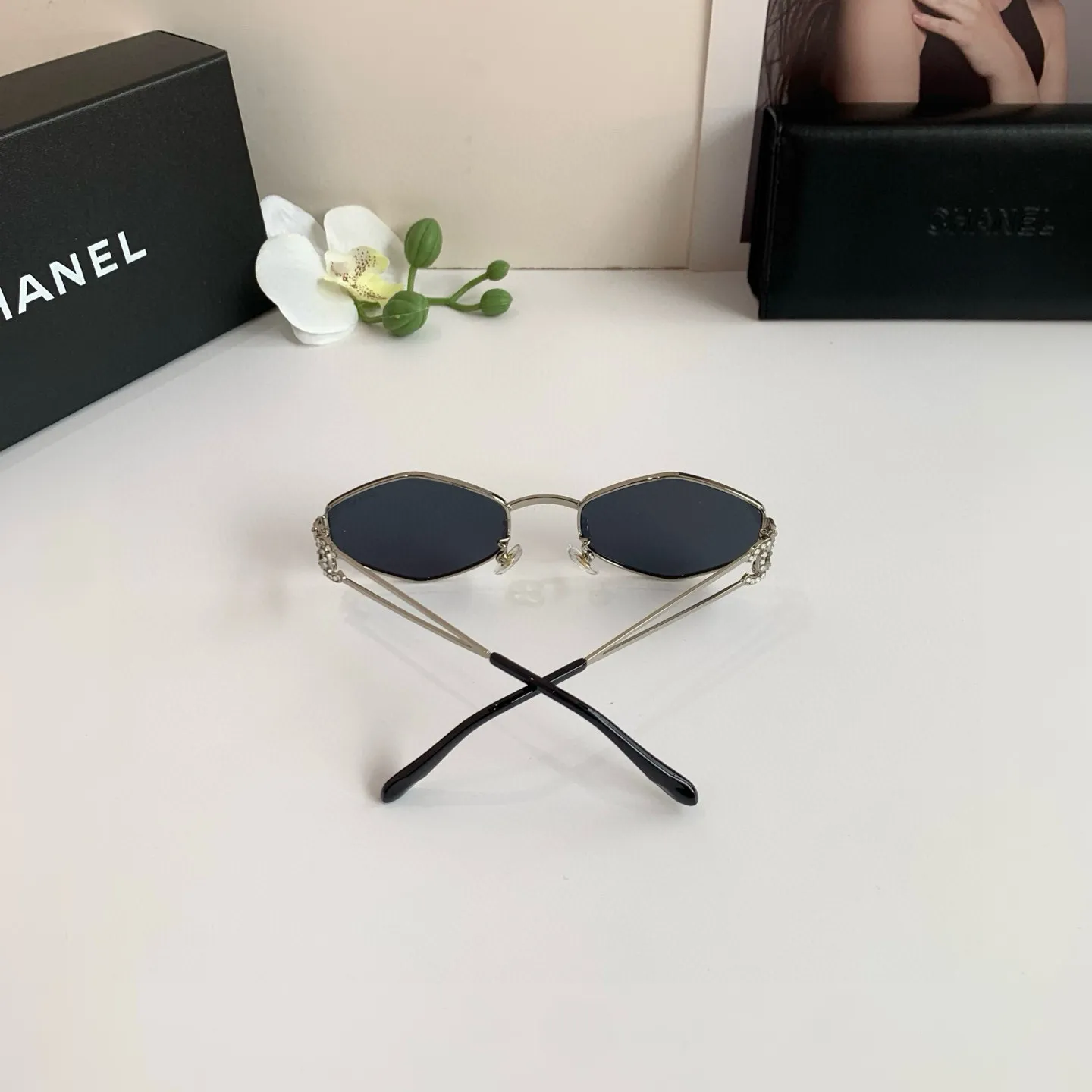 CHANEL新作ダイヤモンド黒サングラス - 画像 (10)