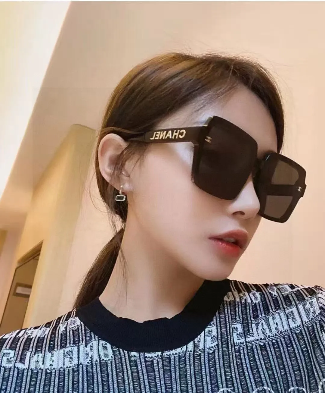 CHANEL 新作黒スクエアフレームサングラス - 画像 (4)