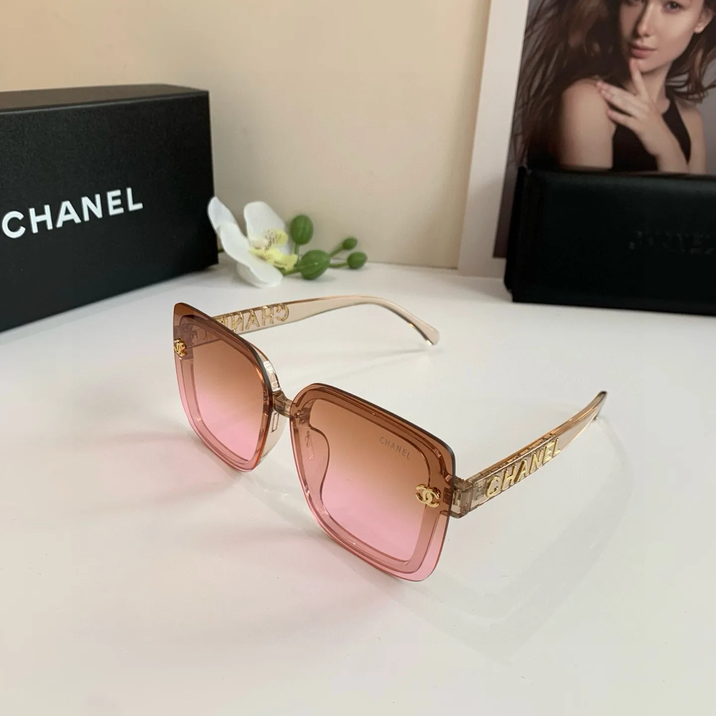 CHANEL 新作スクエアフレーム黒サングラス - 画像 (3)