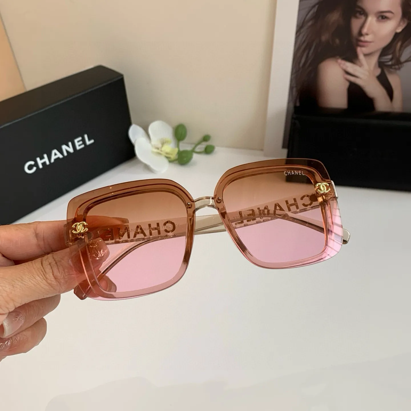 CHANEL 新作スクエアフレーム黒サングラス - 画像 (4)