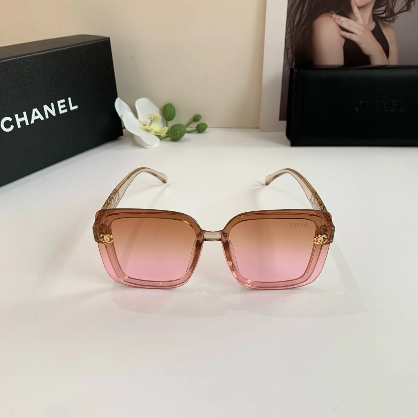 CHANEL 新作スクエアフレーム黒サングラス - 画像 (5)