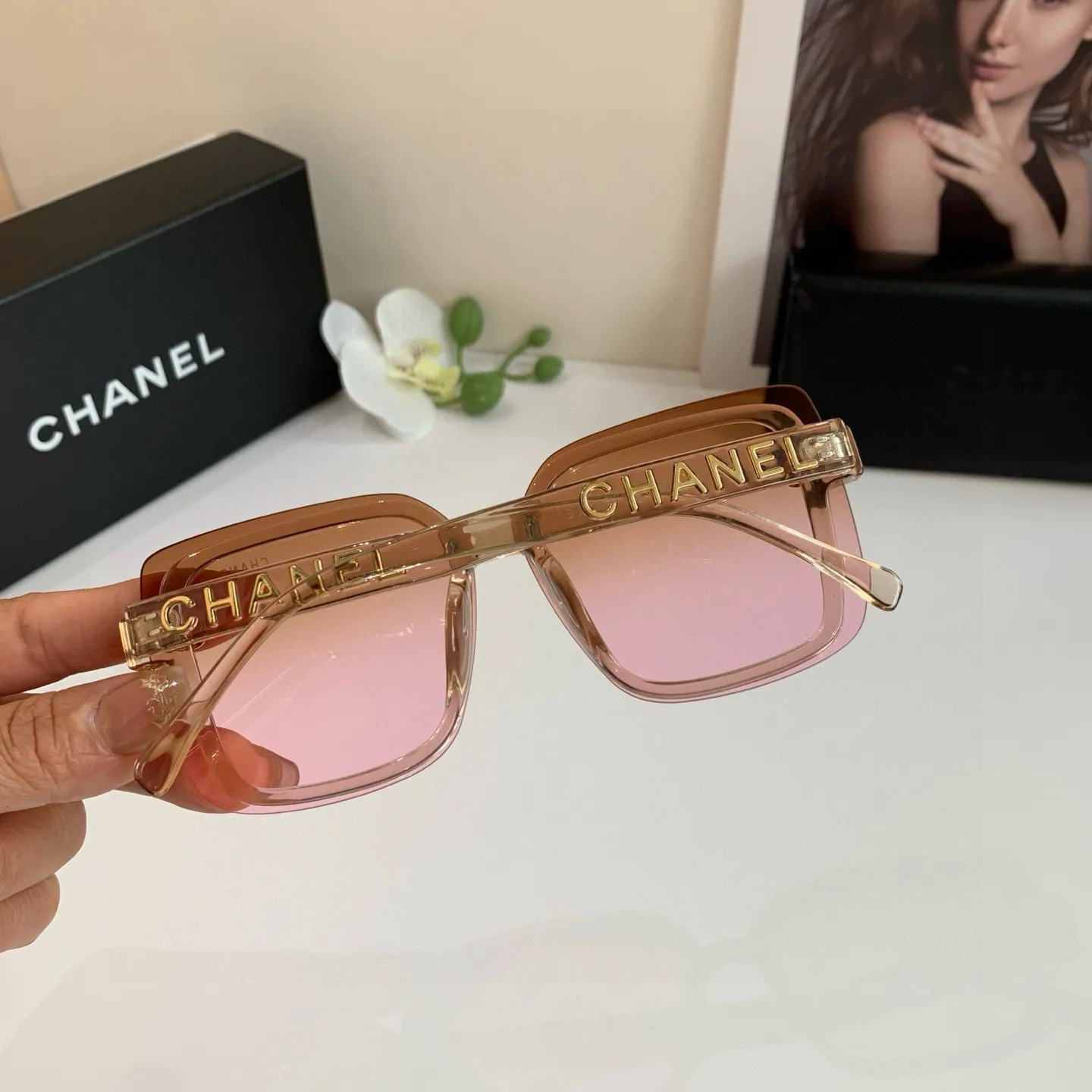 CHANEL 新作スクエアフレーム黒サングラス - 画像 (6)