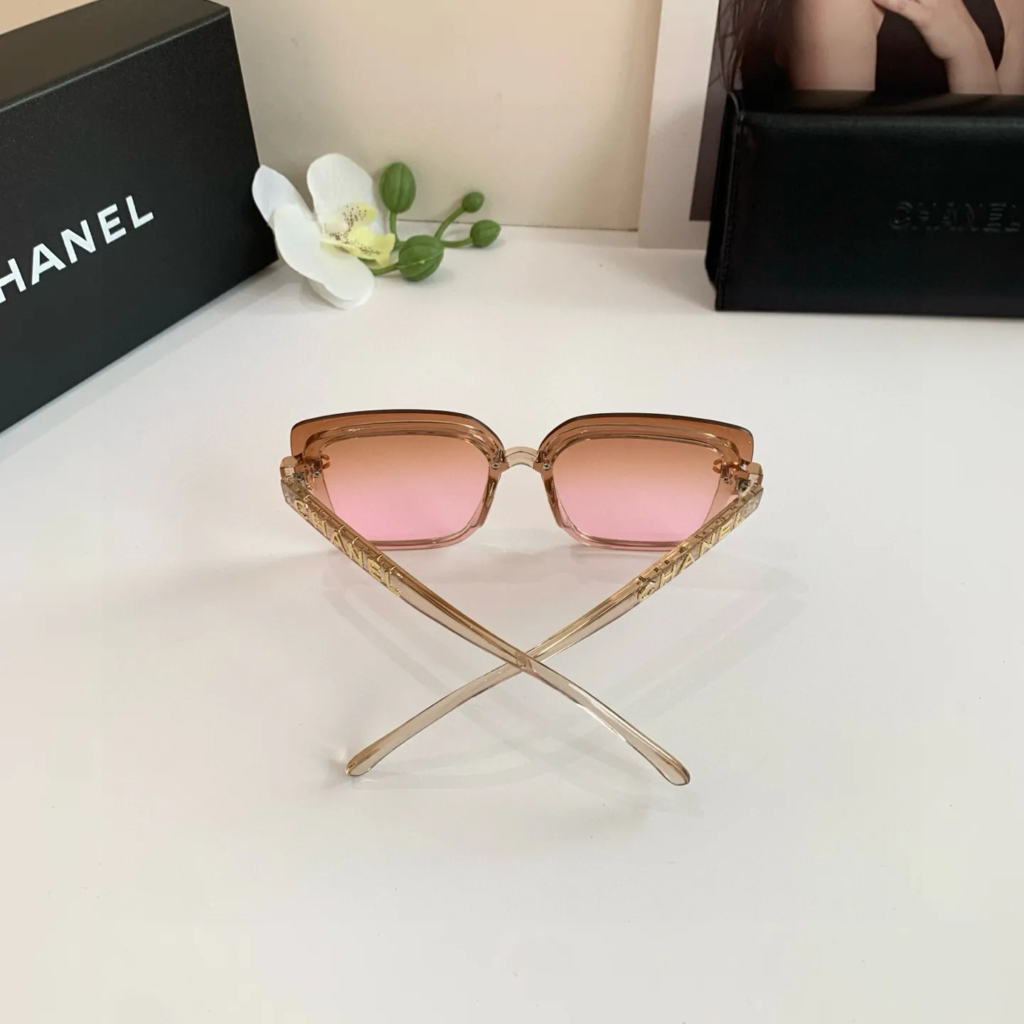 CHANEL 新作スクエアフレーム黒サングラス - 画像 (7)