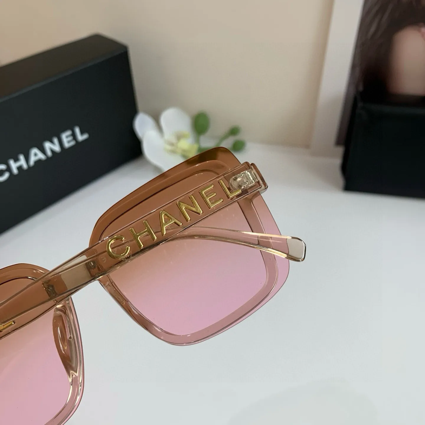 CHANEL 新作スクエアフレーム黒サングラス - 画像 (8)