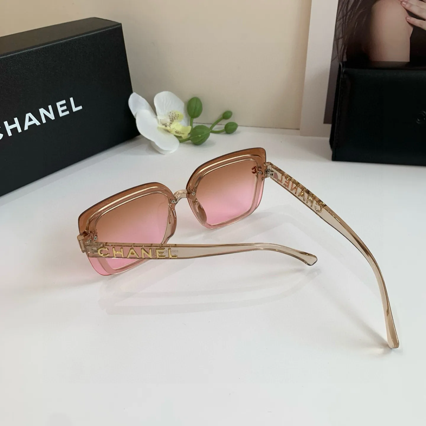 CHANEL 新作スクエアフレーム黒サングラス - 画像 (9)