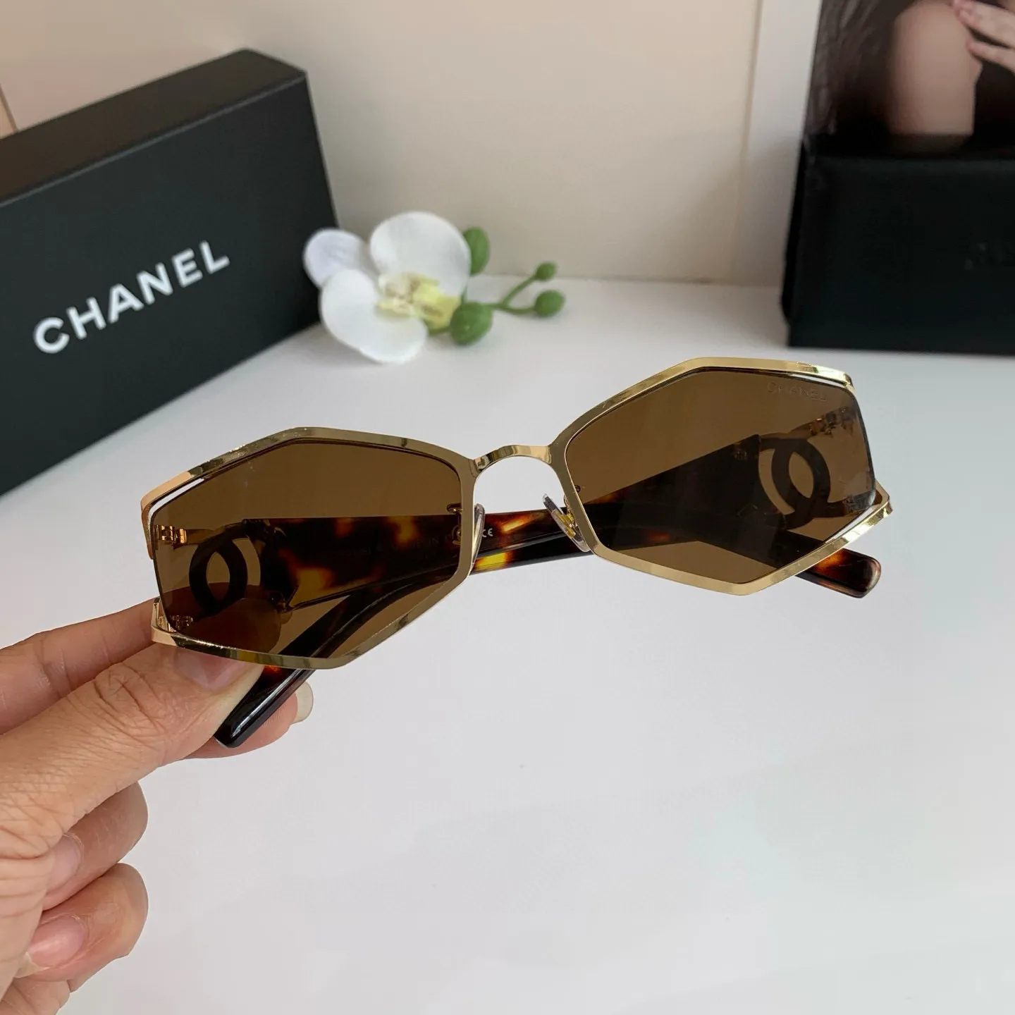 シャネル新作黒キャッツアイサングラス - 画像 (4)