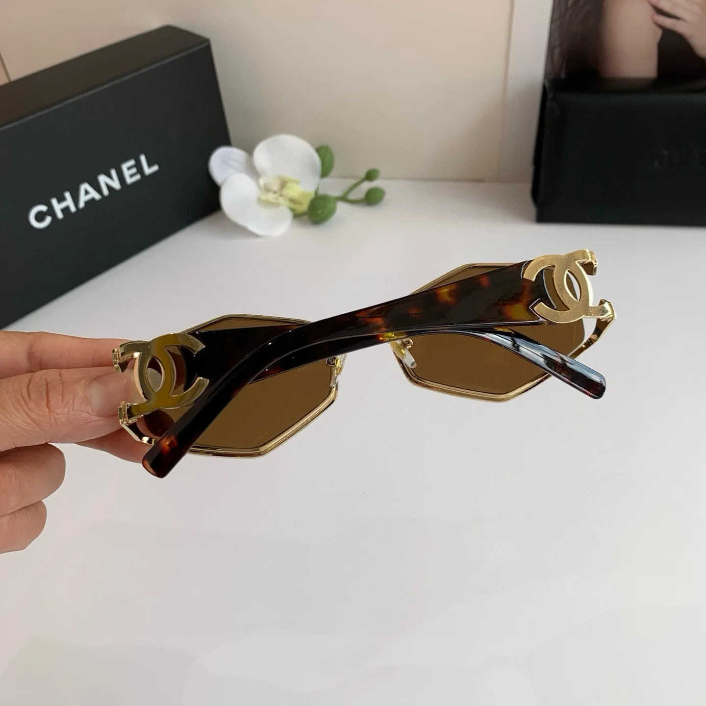 シャネル新作黒キャッツアイサングラス - 画像 (6)